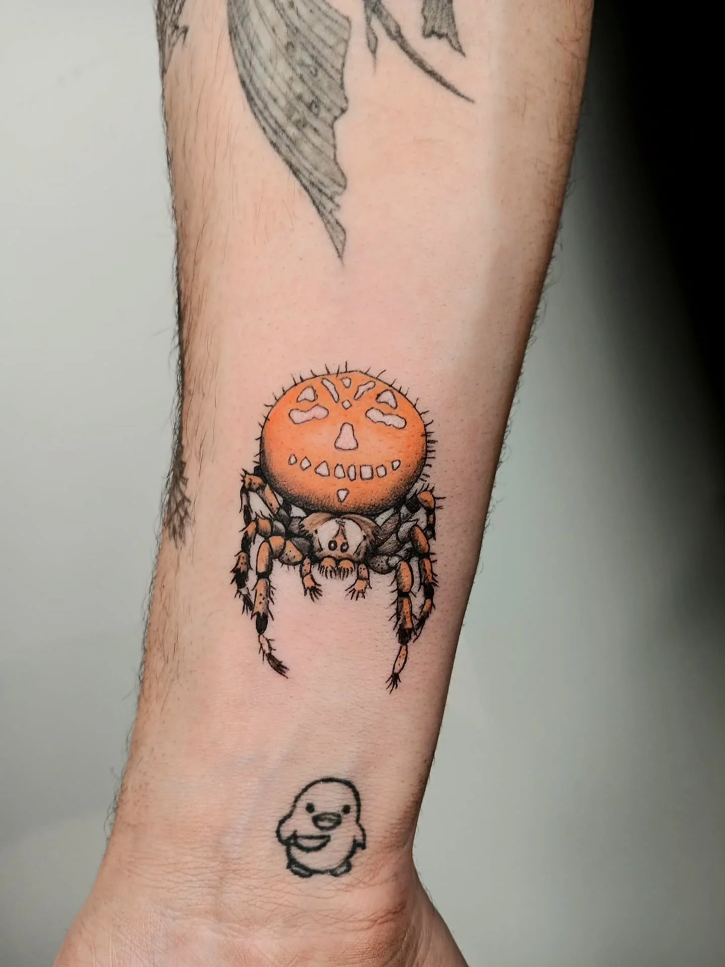 Un autre petit flash adopt&eacute; !
Une araign&eacute;e poilue avec un gros bedon style citrouille&hellip; mena&ccedil;ante ou cute ? 👀🧡

&laquo; Wow je capote ! Elle est vraiment nice ! &raquo;
C&rsquo;est la phrase que mon client m&rsquo;a r&eac