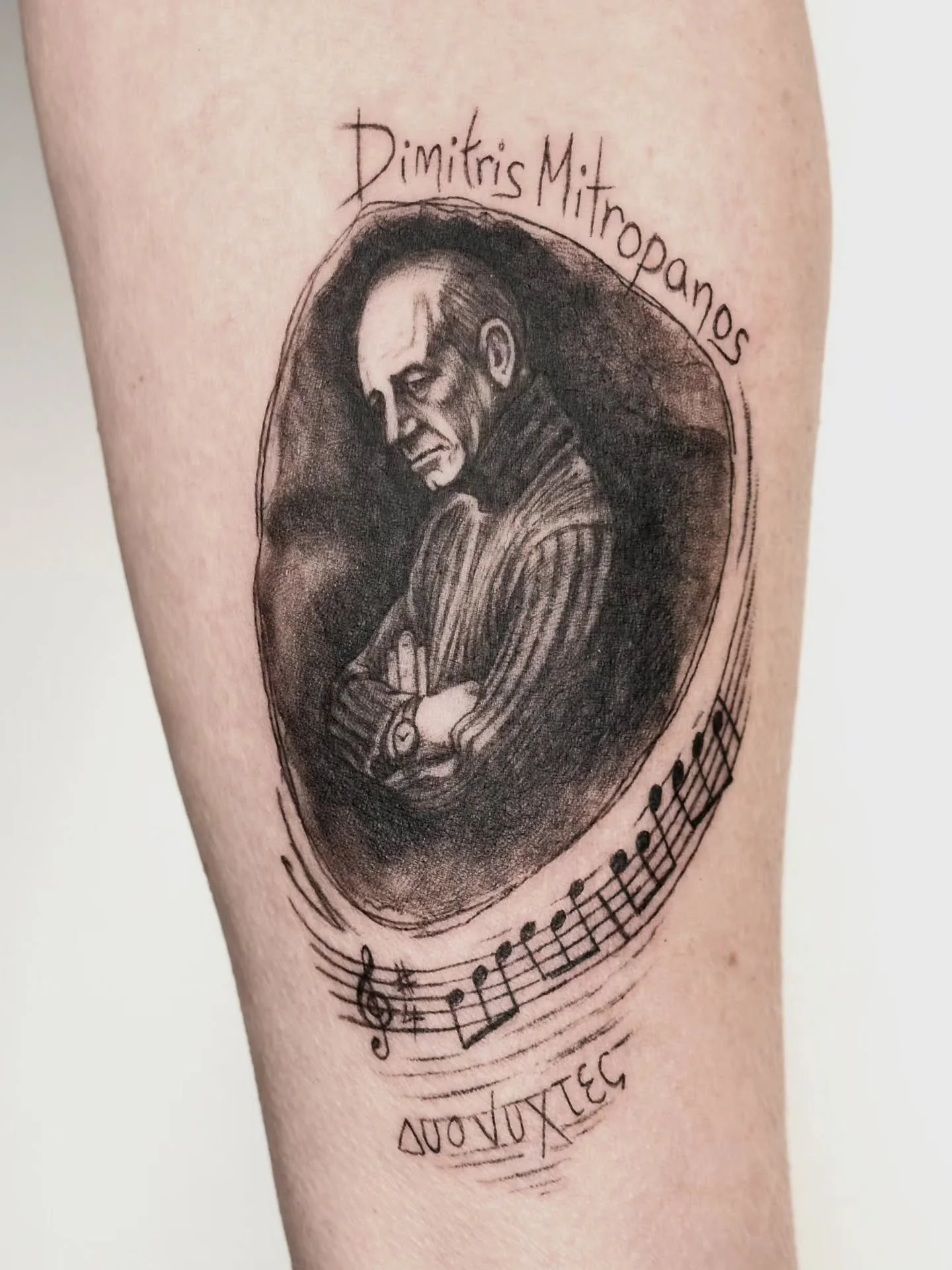 Certaines voix traversent le temps et viennent toucher quelque chose de profond&eacute;ment humain en nous. 🖤

Ce tattoo hommage &agrave; Dimitris Mitropanos a &eacute;t&eacute; cr&eacute;&eacute; pour une grande admiratrice dont la musique a accomp