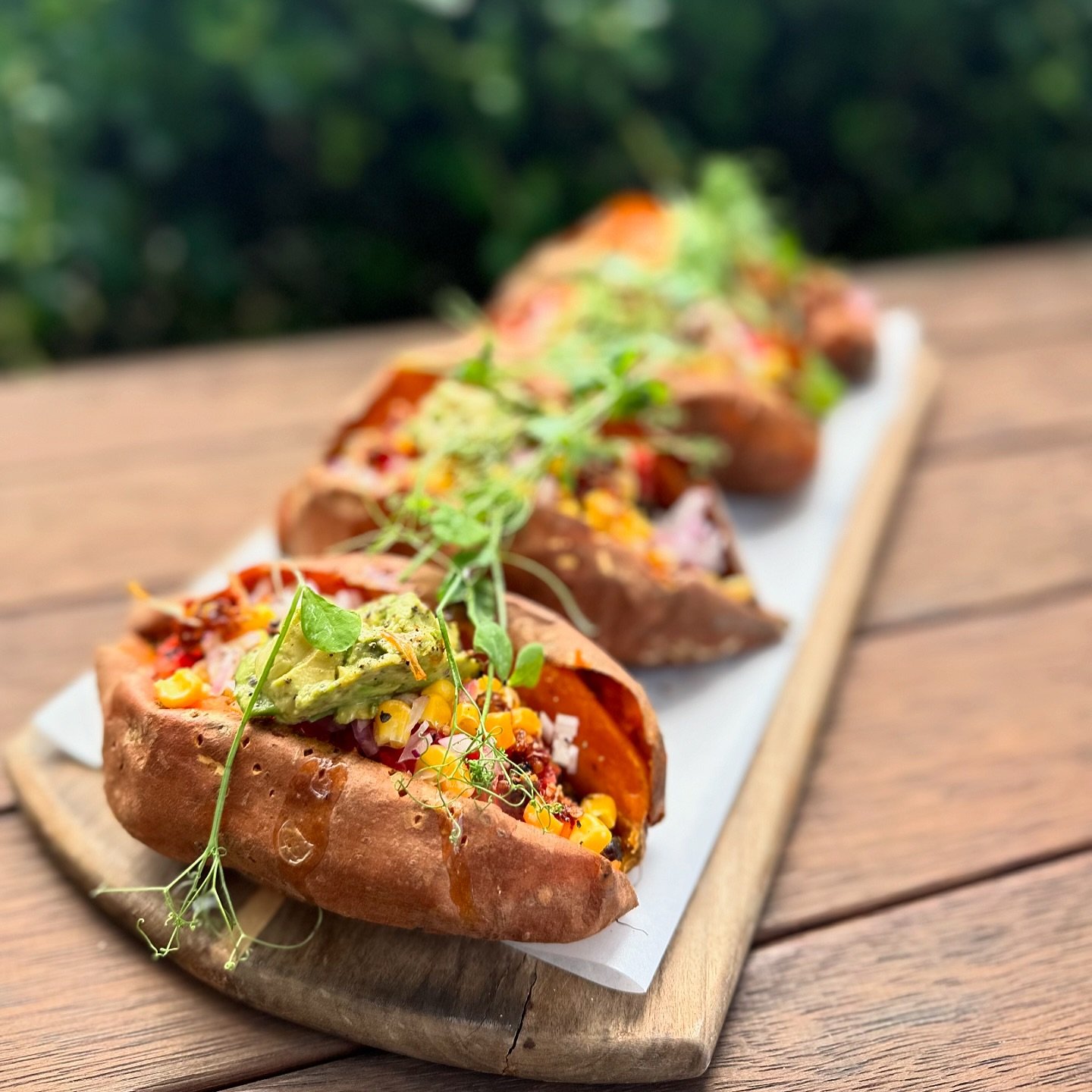 Stuffed kumara 🍠 spicy black beans, red onion, corn, avocado &amp; tomato 🍅 🌽 🥑 🫘 GF, DF, V