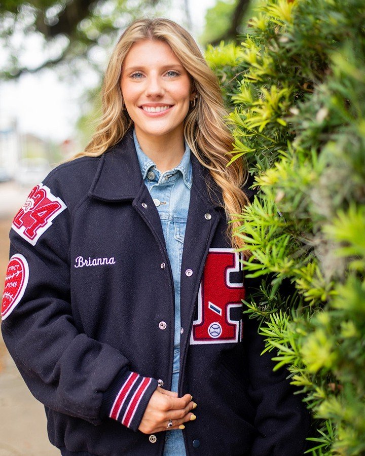 Our top 5 favorite accessories that seniors bring to their photography session...

🥎  Sports equipment, letterman and jersey 
🎸  Musical instrument 
🎓  Graduation cap and gown 
👕  College shirt or accessories 
 💕 Framed Kindergarten graduation p