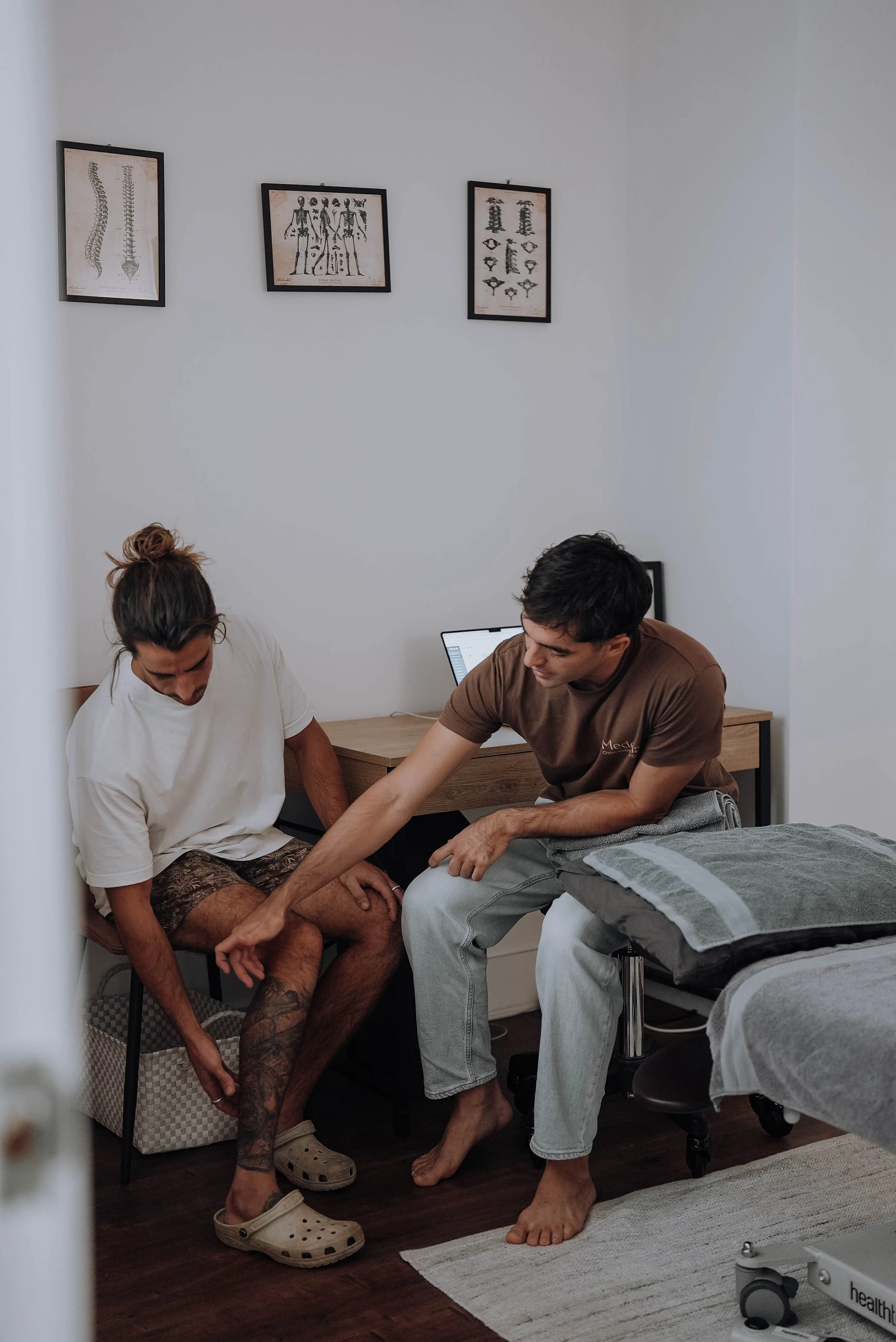 Dr Nathanael Tang from Medela Osteopathy in consult for knee injury at Medela Osteopathy & Co in Tweed Heads