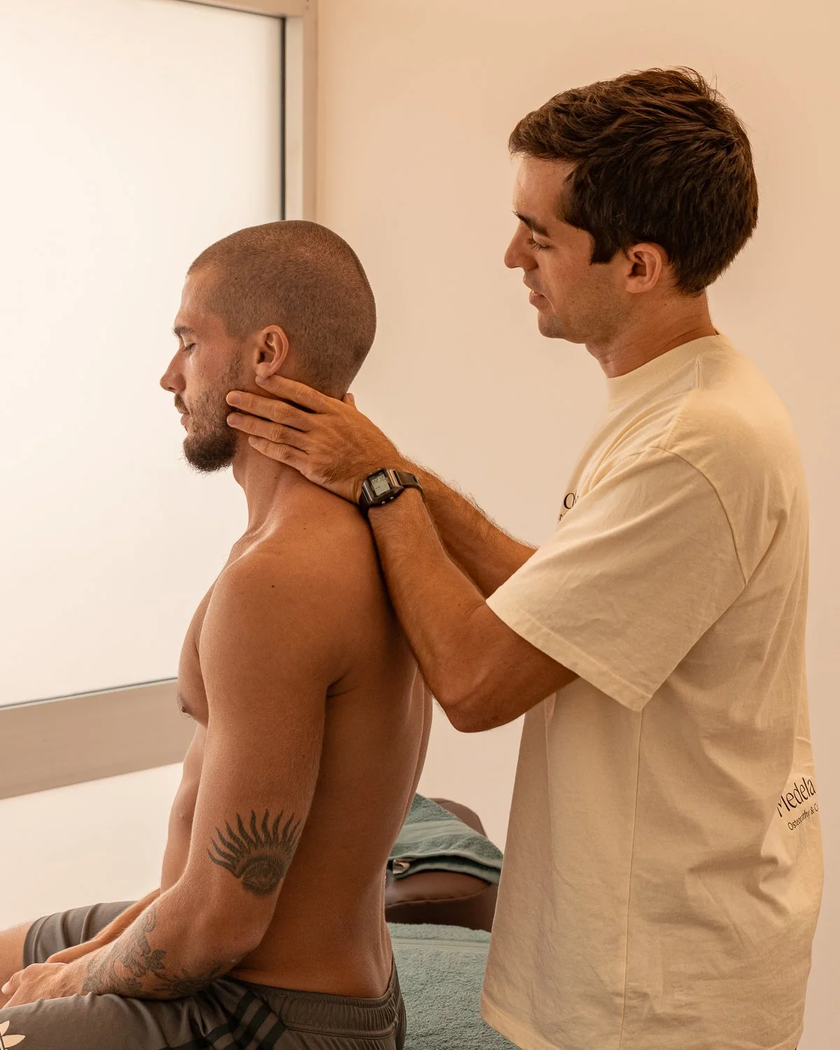An osteopath assesses neck and shoulder injuries at Medela Osteopathy in Tweed Heads NSW