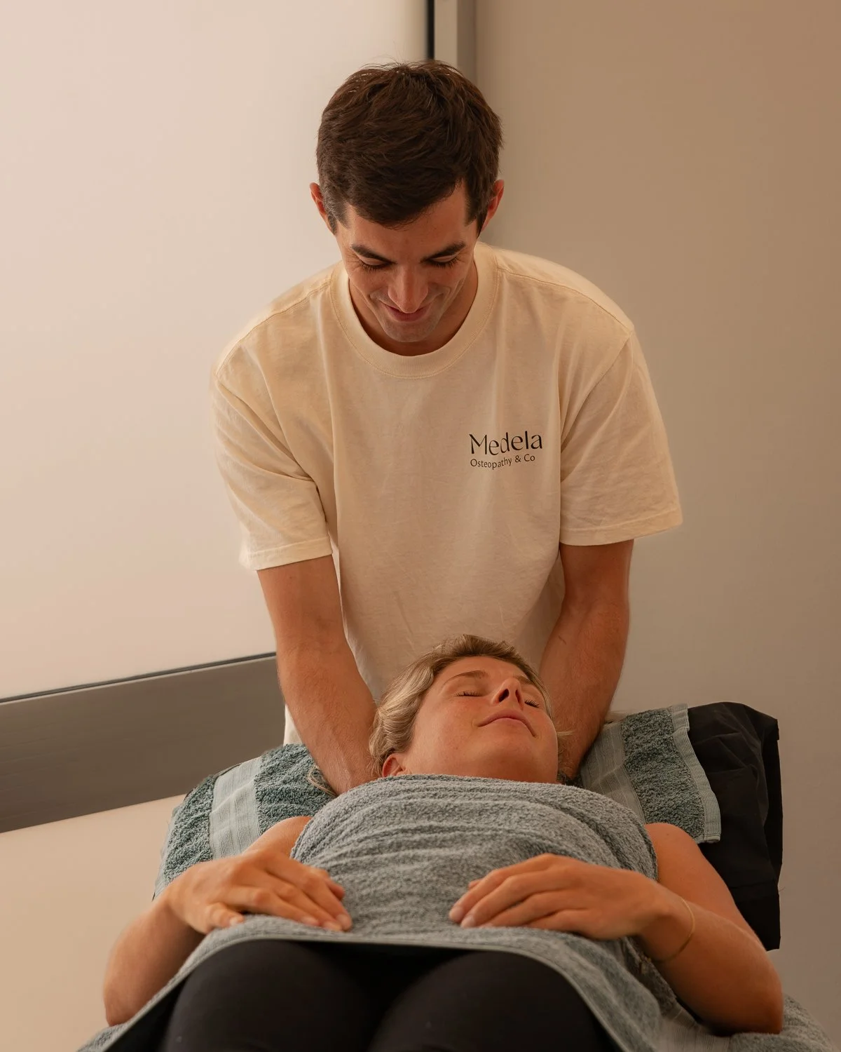Osteopath Nathanael treats woman for headache and migraine in tweed heads at Medela Osteopathy