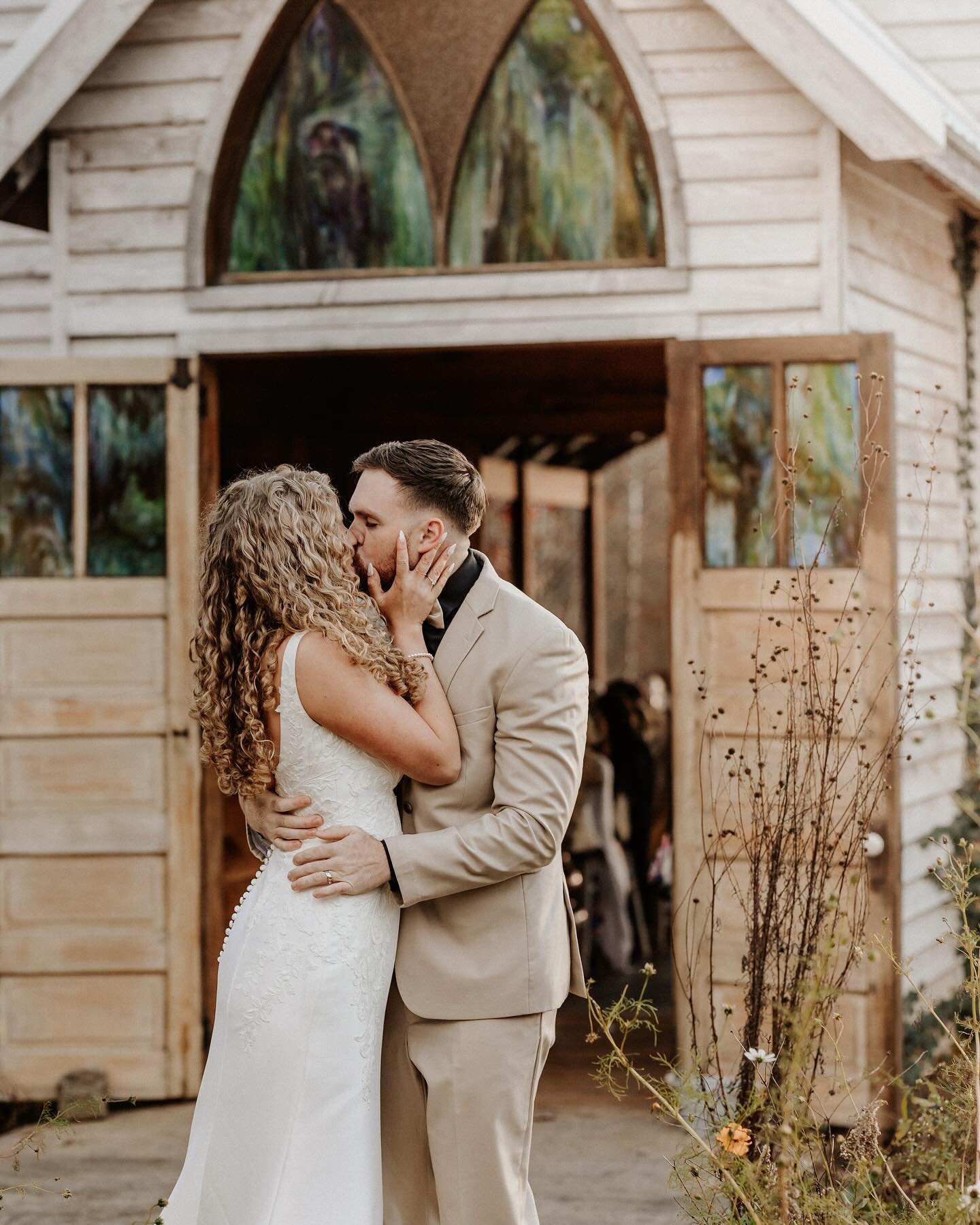 We&rsquo;ll never get tired of blowing up your feed with this wedding day ☺️
#weddingphotography #travelweddingphotographers #kentuckywedding