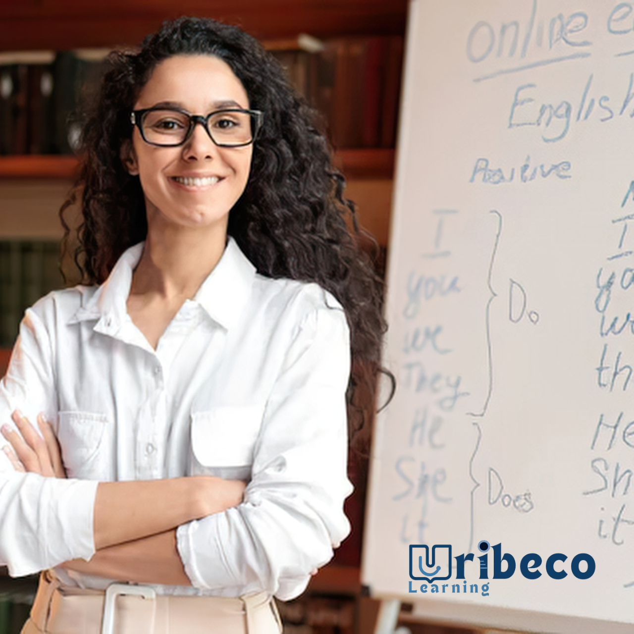 Maestra de inglés de Uribeco Learning en Tijuana frente a su pizarrón