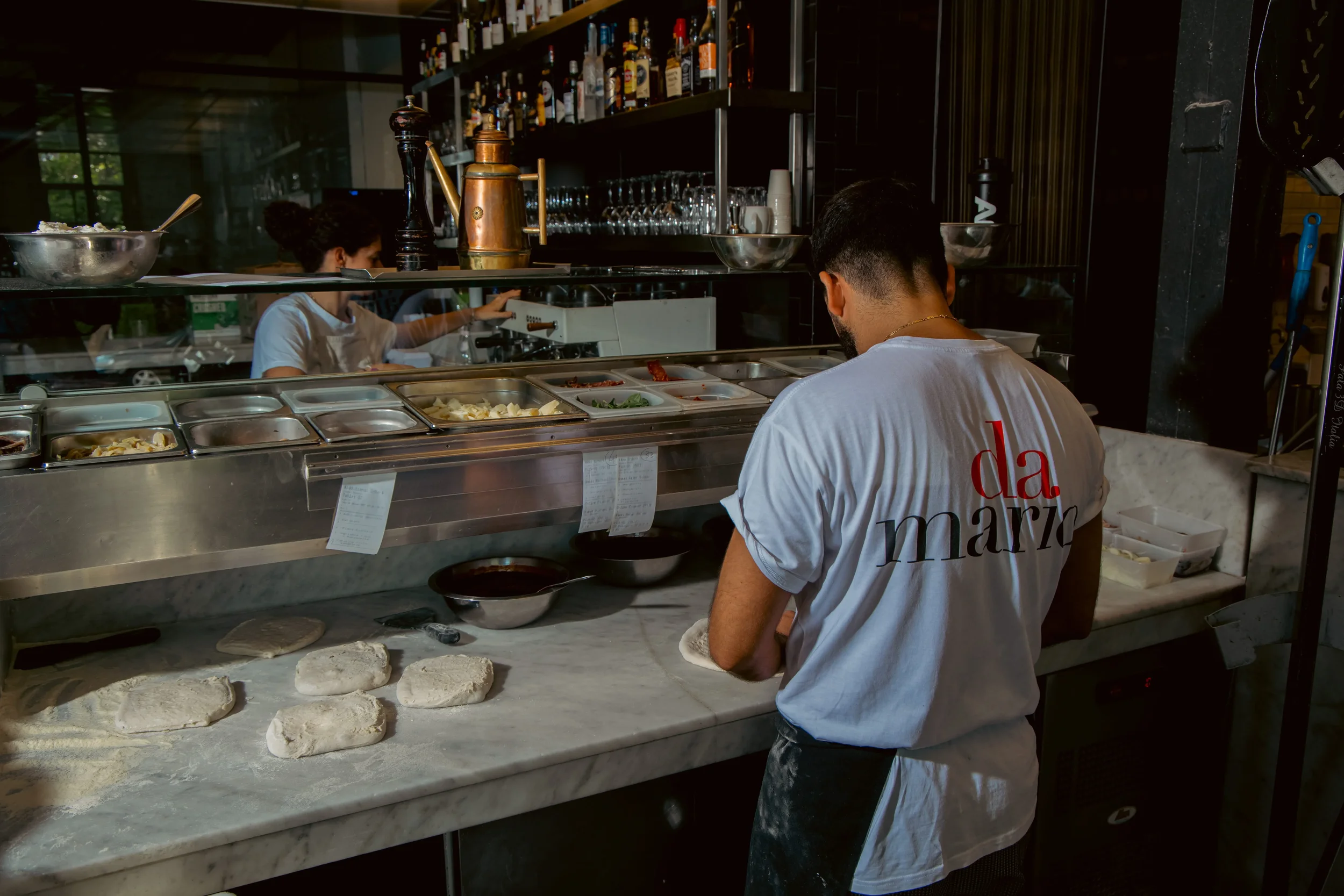Da Mario chef preparing halal-friendly wood-fired pizza