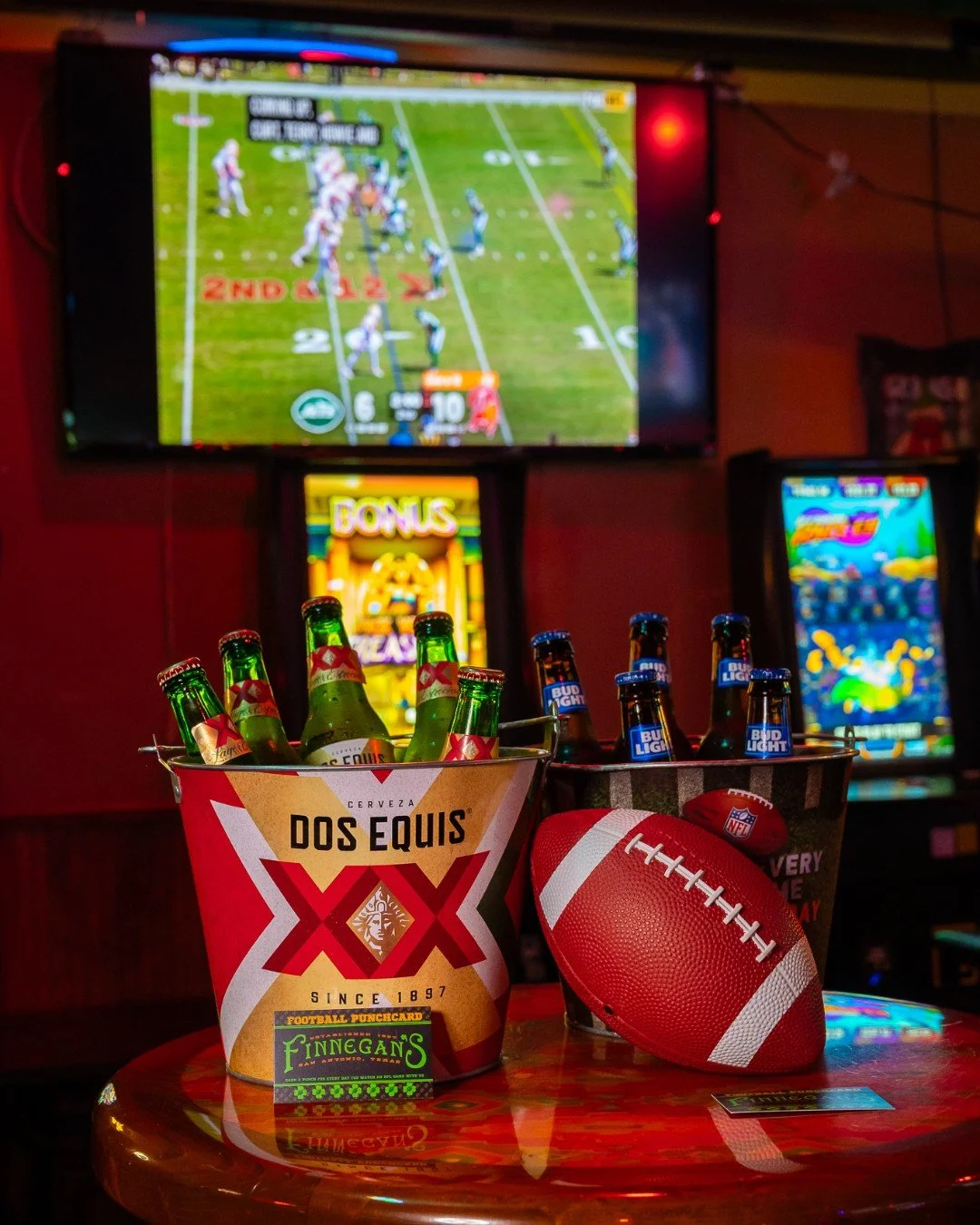 𝗧𝗛𝗜𝗦 𝗪𝗘𝗘𝗞&rsquo;𝗦 𝗣𝗟𝗔𝗬𝗕𝗢𝗢𝗞 🏈🍻

𝗠𝗢𝗡𝗗𝗔𝗬
🏈 Monday Night Football
🎤 Karaoke + Free Pool

𝗧𝗨𝗘𝗦𝗗𝗔𝗬 &mdash; 𝗩𝗘𝗧𝗘𝗥𝗔𝗡𝗦 𝗗𝗔𝗬 🇺🇸
🎖️ Cheers to those who served!
🎤 Karaoke with Ed Soul | 9 PM &ndash; 1 AM

𝗪𝗘𝗗𝗡?