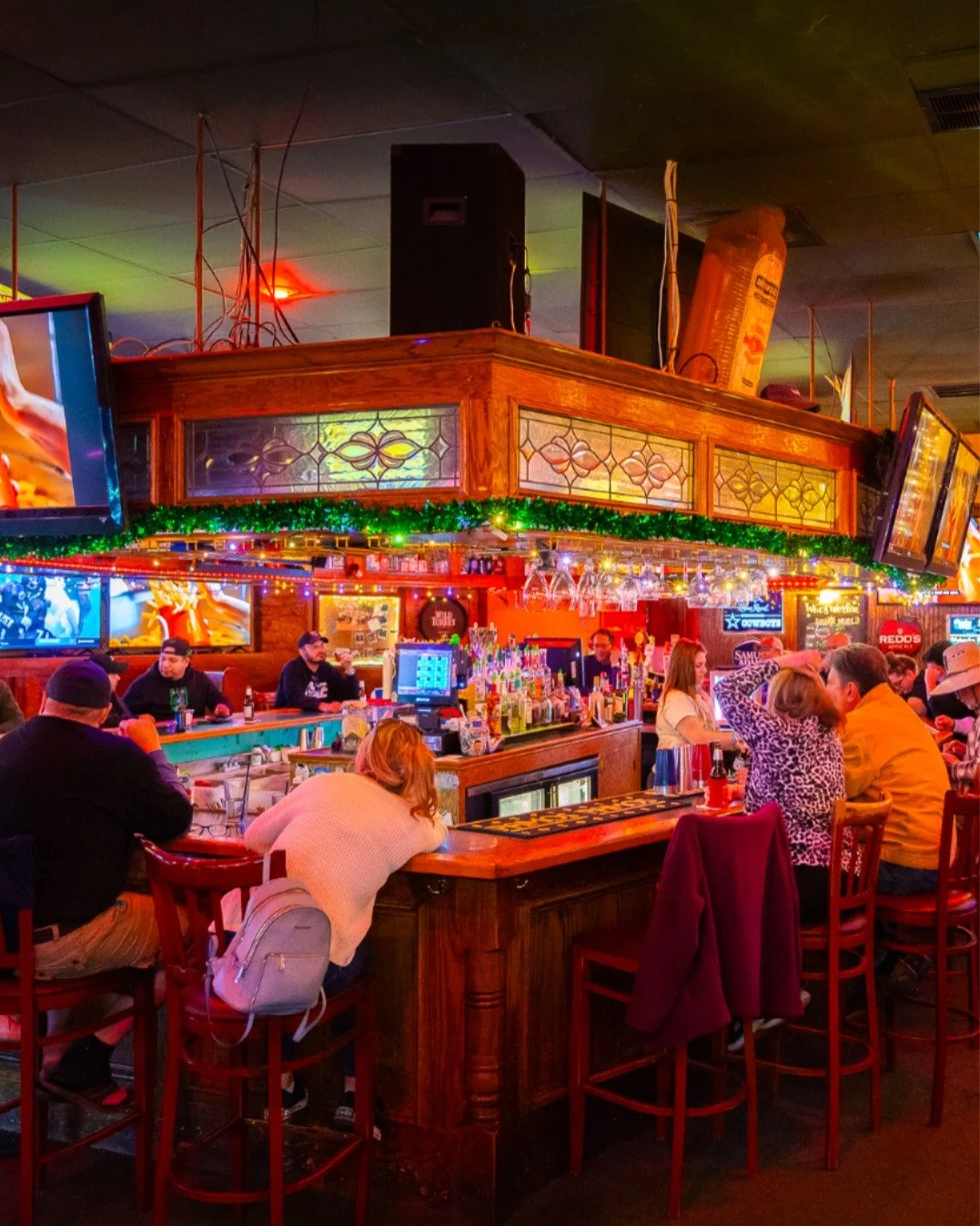 You don&rsquo;t need Bourbon Street to celebrate Mardi Gras&hellip; just a good bar, good folks, and a little rhythm in the room. 𝐅𝐢𝐧𝐧𝐞𝐠𝐚𝐧'𝐬 is pourin&rsquo;, laughin&rsquo;, and ready for the kind of night you don&rsquo;t rush through.