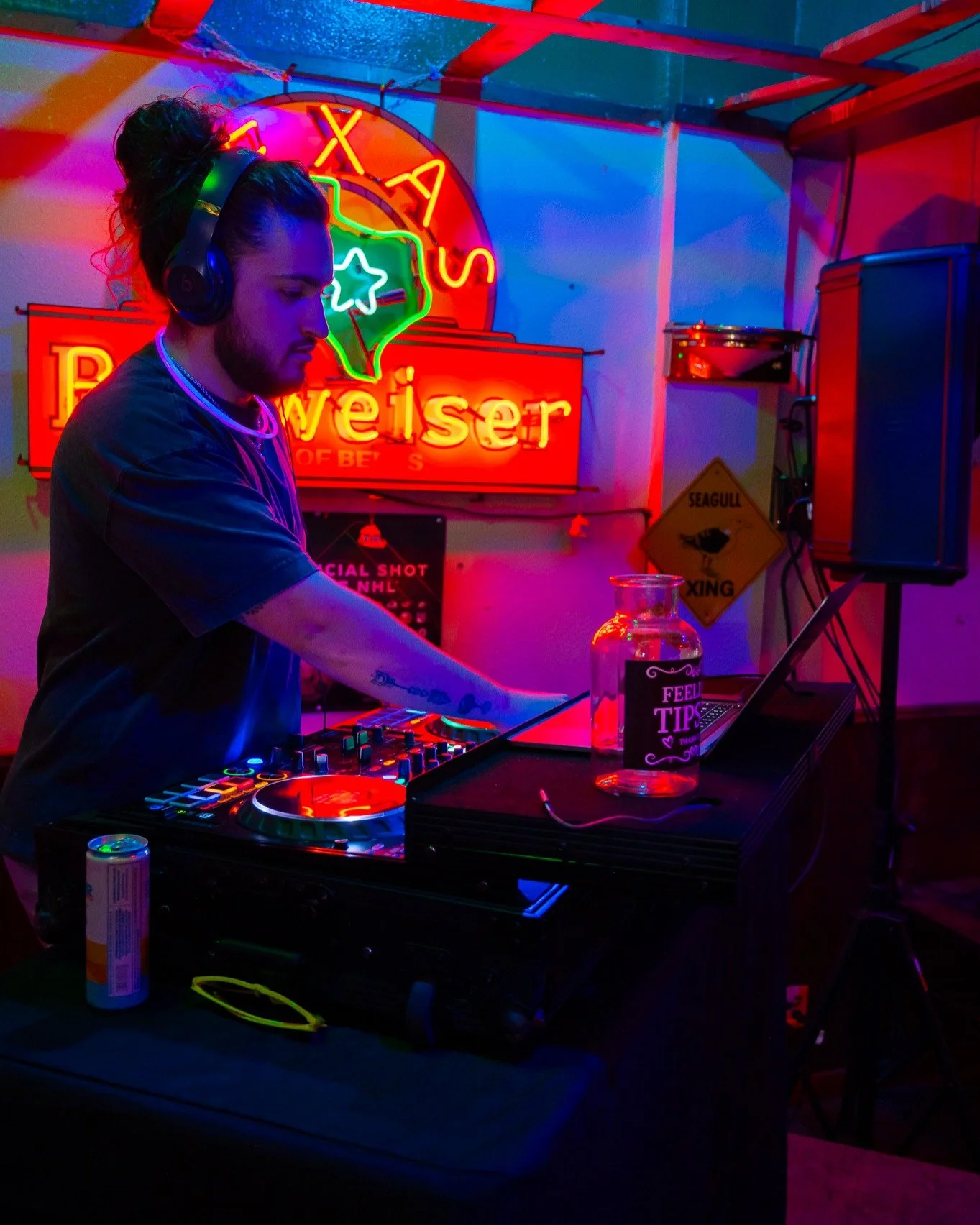 Friday nights were made for spirits, spins, and good company. DJ hits the decks 10 PM &ndash; 2 AM. Come on down and let&rsquo;s make some memories at 𝐅𝐢𝐧𝐧𝐞𝐠𝐚𝐧'𝐬. 🎶🍹