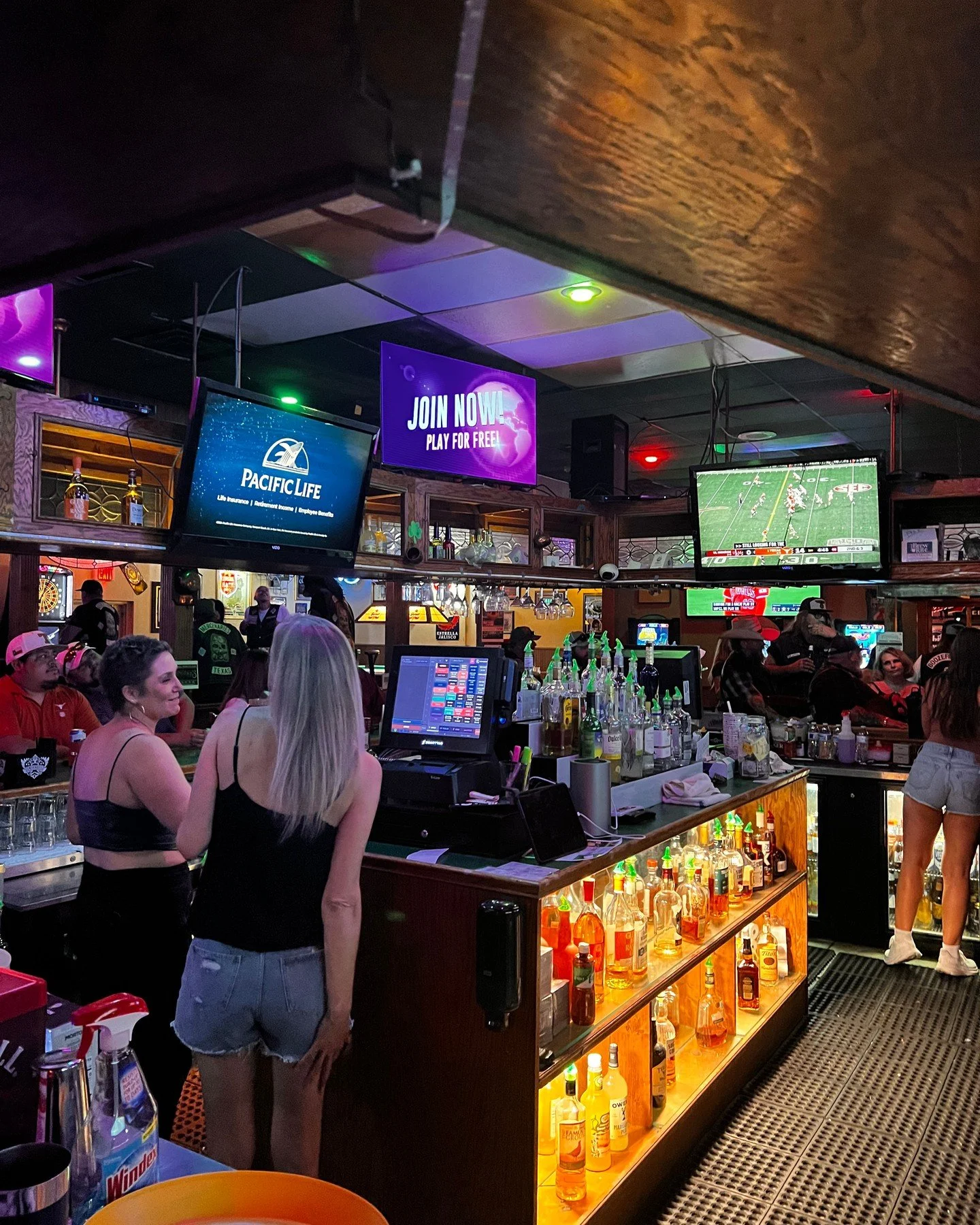 We don&rsquo;t play favorites. We play everything.⚾️🏀🏈⚽️
From kickoff to first pitch to tip-off, 𝐅𝐢𝐧𝐧𝐞𝐠𝐚𝐧'𝐬 𝐒𝐩𝐨𝐫𝐭𝐬 &amp; 𝐒𝐩𝐢𝐫𝐢𝐭𝐬 keeps the TVs lit and the energy high.
If you&rsquo;re serious about your team but easygoing abou