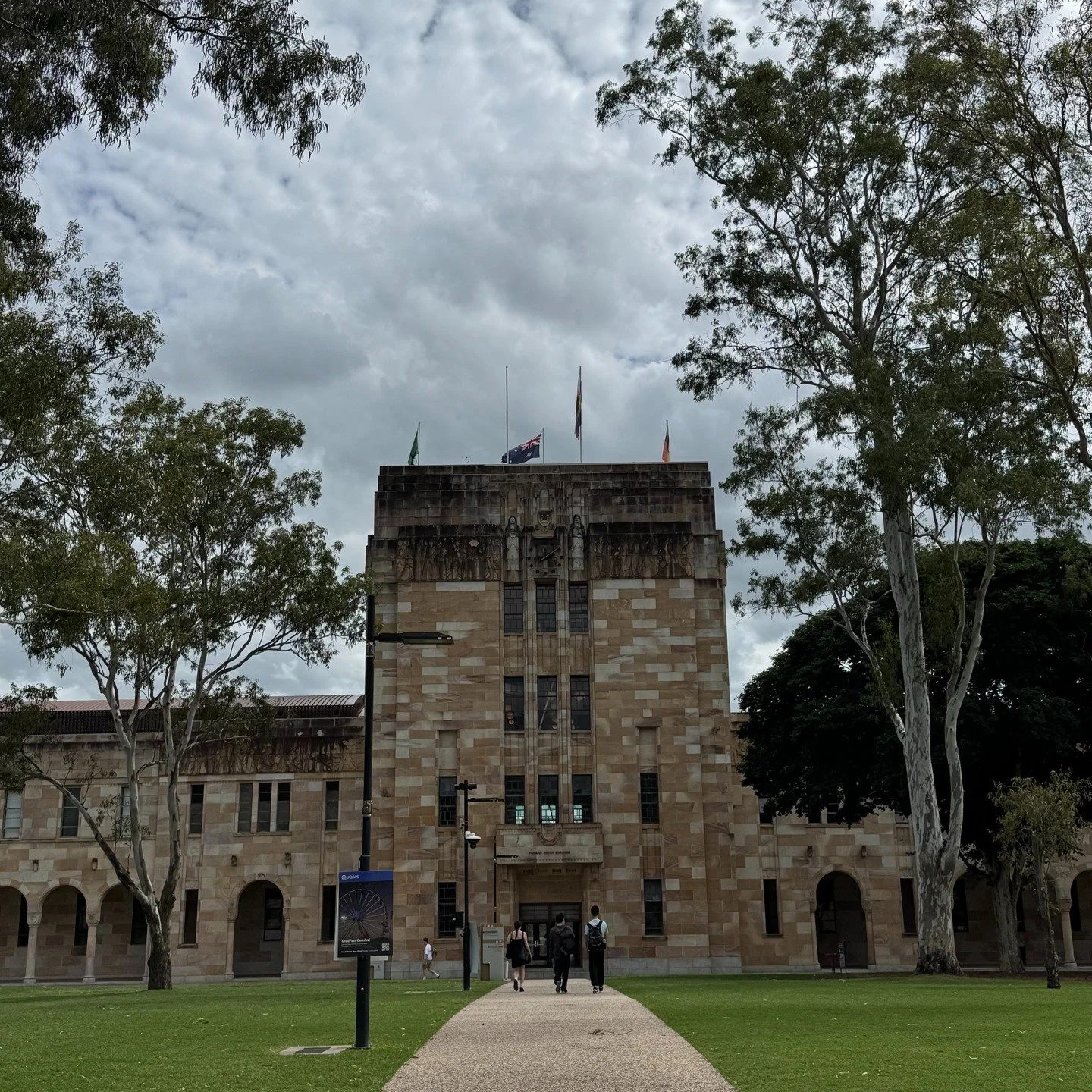 random pics from my fourth week at uni

mostly me, my laptop, smoothies, coffee, friend time, and writing before and between class time...

#postgrad #australia #campus #writer #author