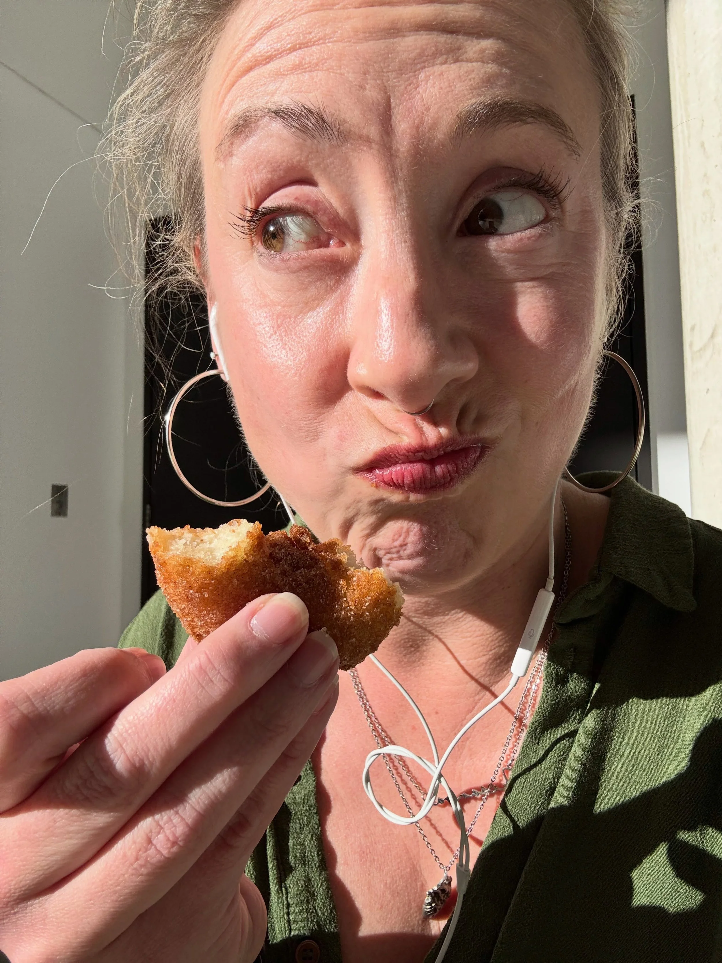 ah, sunshine and gluten free donuts ✨✨

thanks @gfreedonuts.uq 

#postgrad #writer #author #sunshine #donuts