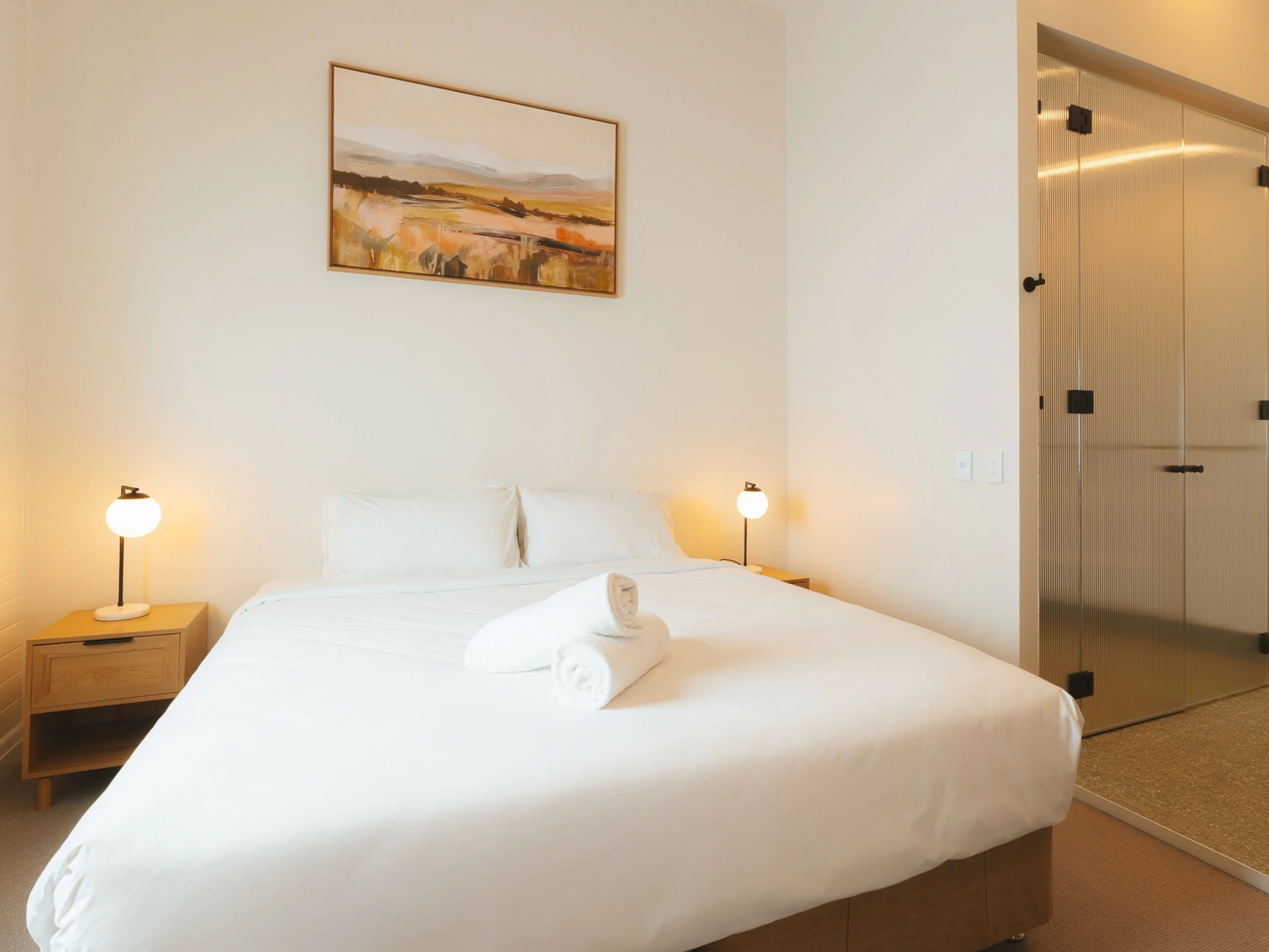 king en-suite & balcony - booking.com.jpg