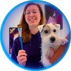 Ein Mann in einer blauen Jacke steht am Wasser.