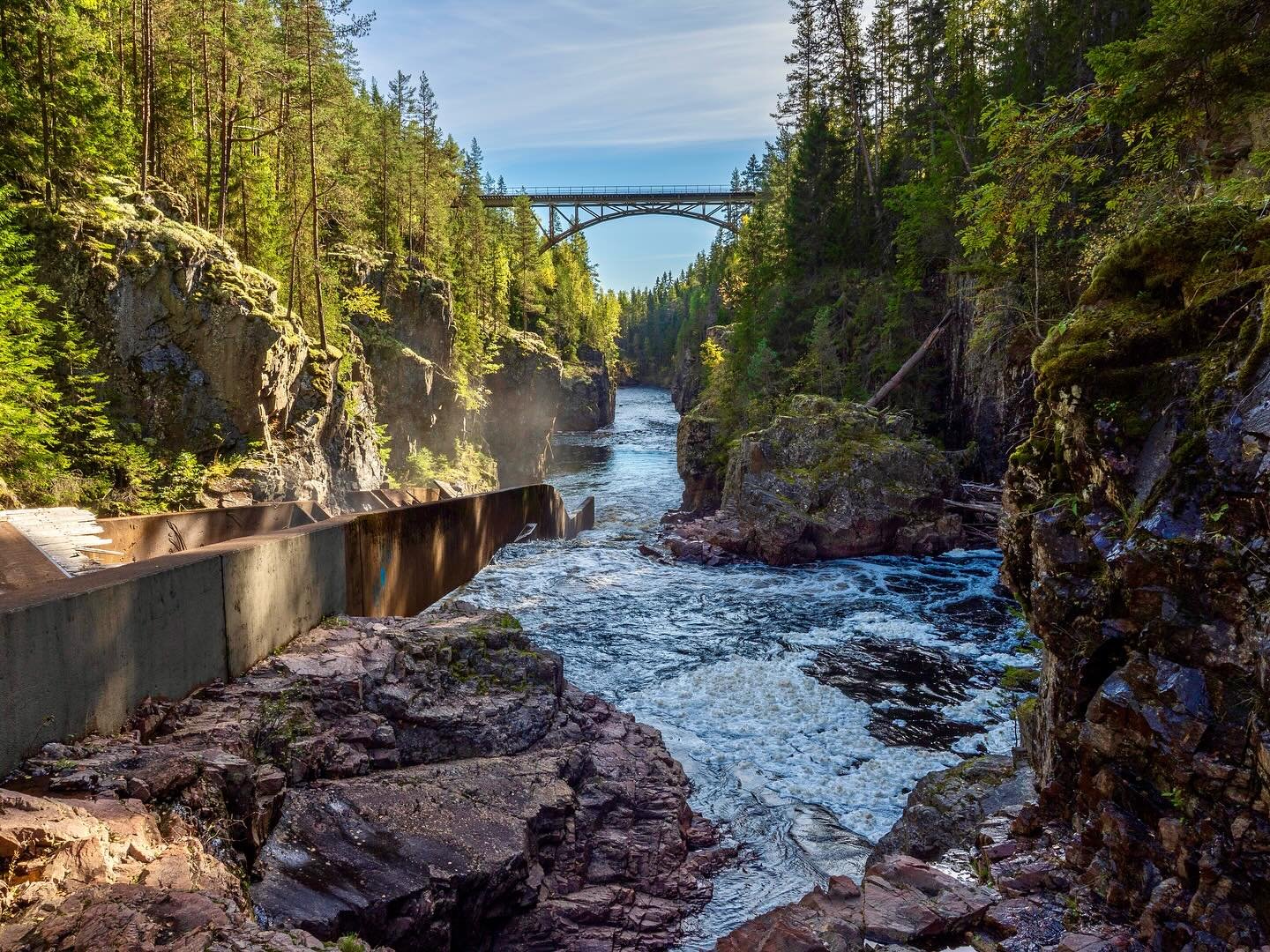 Storstupet 🌲🌊
Such an incredible experience! But I have to admit, my heart was racing as I walked across the old railway bridge. Not just because a train might show up, but mostly because of the dizzying height and those shaky wooden planks under m