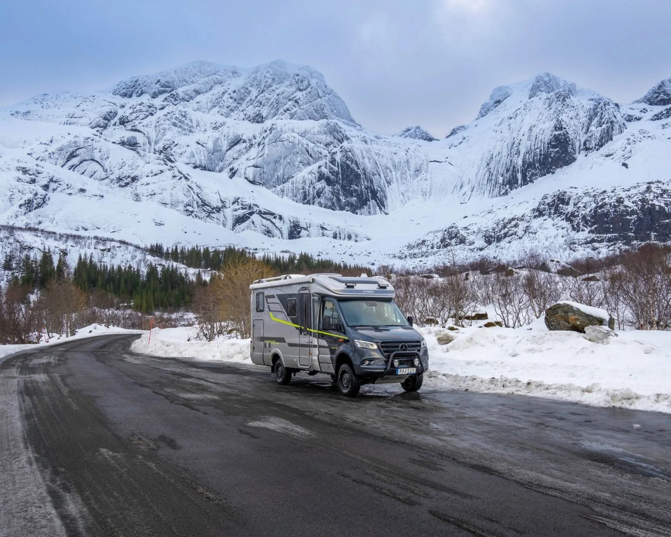 Winter views in Lofoten are pure magic! ❄️✨

There&rsquo;s truly nothing like those dramatic mountains, arctic light and snow-covered coastlines. 🏔️🤍