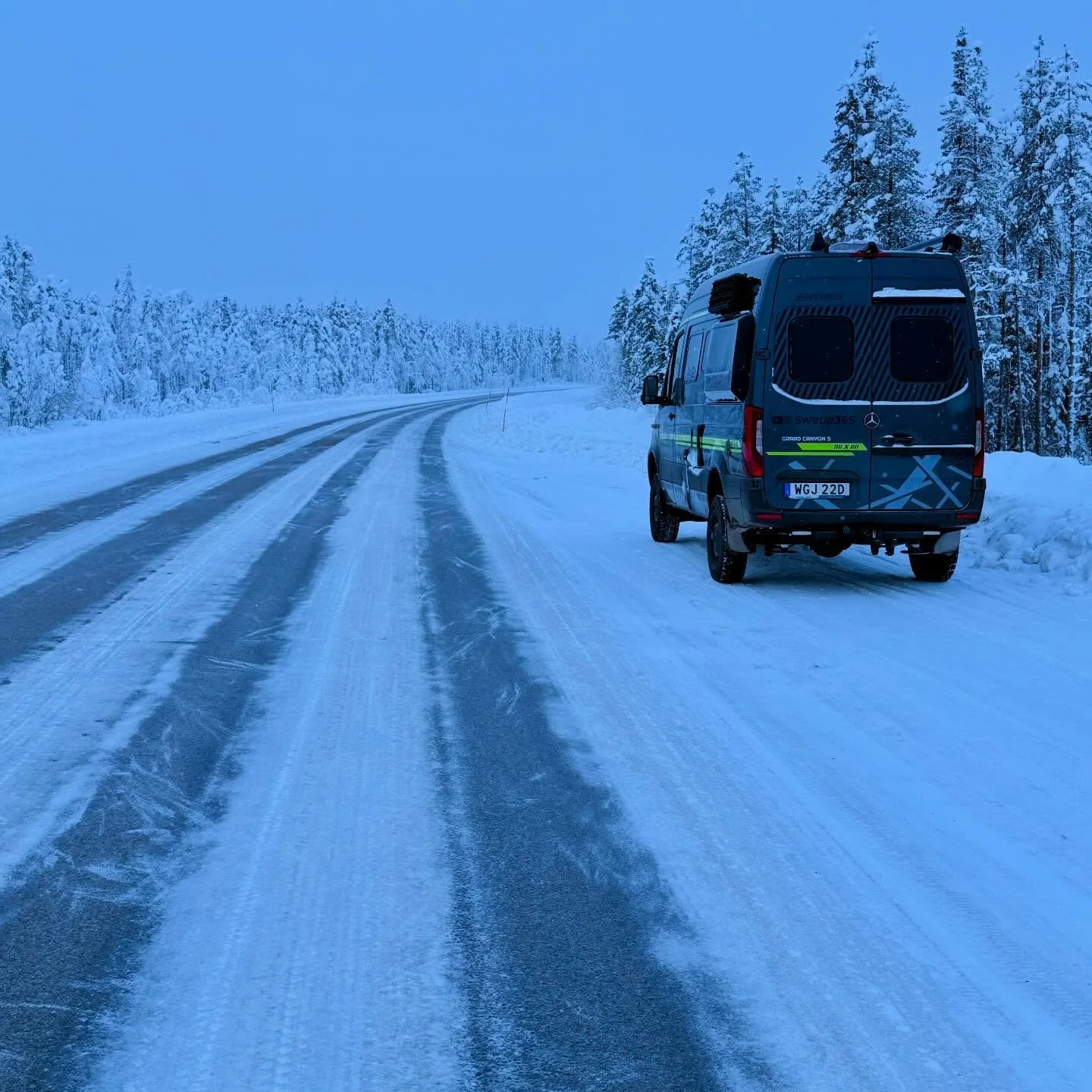 Postcard-perfect winter landscapes all around ❄️✨

But the roads are very icy so I&rsquo;m very glad I chose studded tires this time.

-20&deg;C, light snowfall and strong winds have created clouds of drifting snow. Every time I meet a truck, it mean