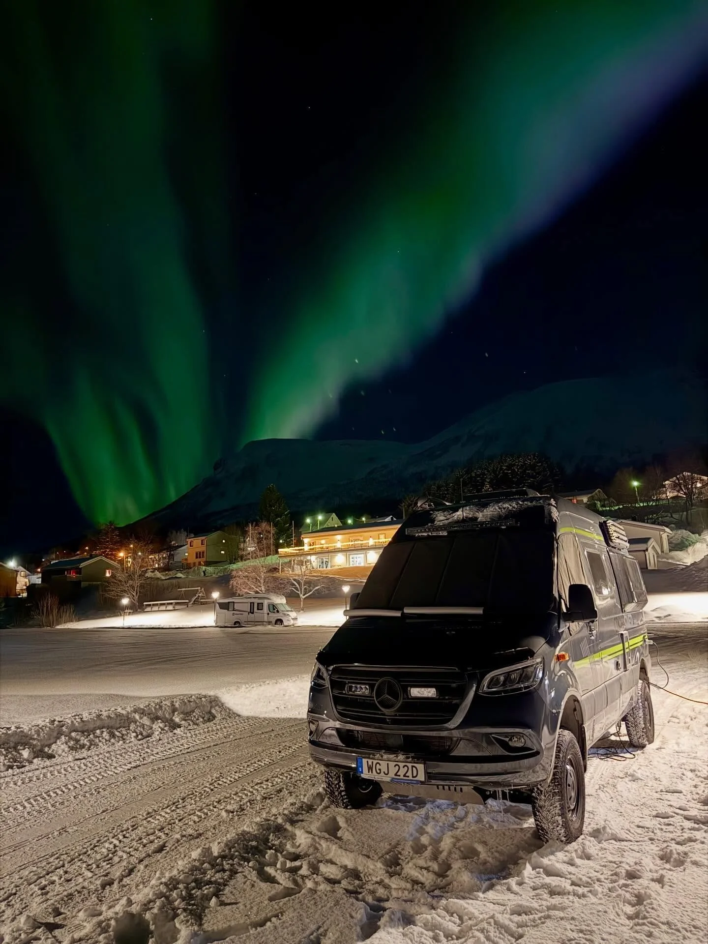 A night to remember on Senja. ✨
Watching the northern lights explode across the sky right above my van feels like the perfect ending to an incredible day here. Moments like this are why I love life on the road &mdash; nature putting on a show you cou