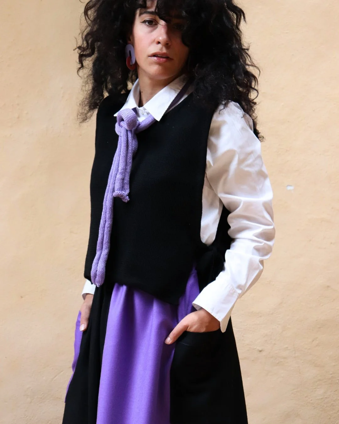mode-ecoresponsable-suisse-romande-pull-sans-manches-noir-noeud-lilas.jpg (copia)