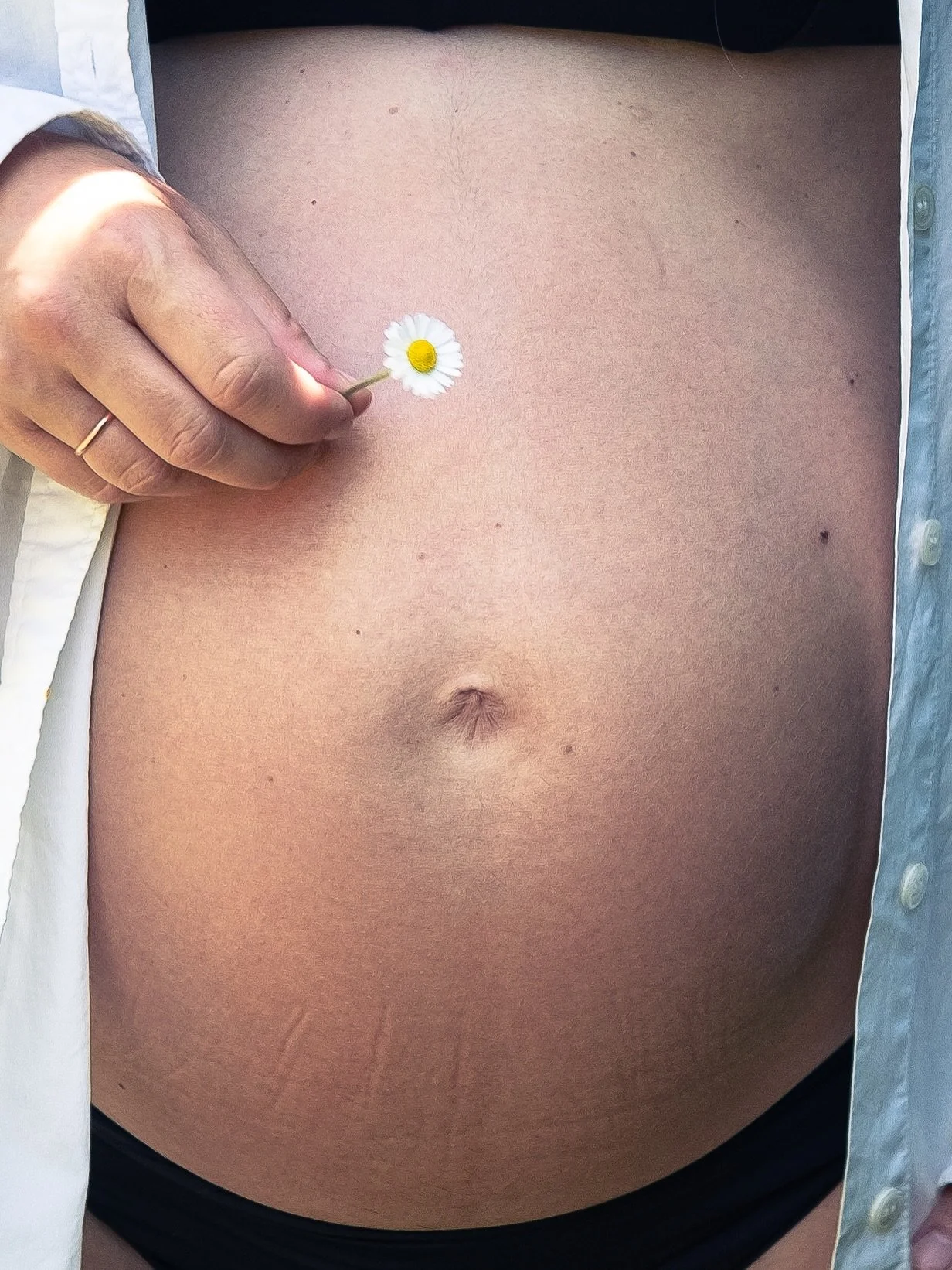 Esperando a O. 🌼

A color o B&amp;W? 🫣 no puedo elegir!

#photoshoot #babyphotographer #babyphotography #familyphotography #fotograf&iacute;adebebesmadrid #fotodefamilia #maternidad #crianza #fotografiadefamilia #fotomaternidad #familyphotographer 