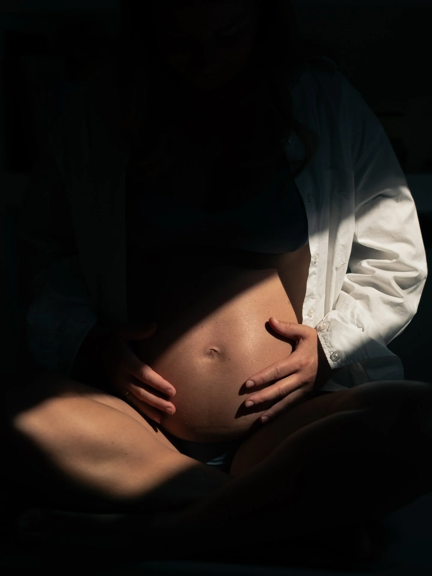 Fotograf&iacute;a de embarazo para honrar la belleza natural de este tr&aacute;nsito &mdash;
la fuerza, la calma y el amor que habitan en el coraz&oacute;n de una madre consciente. 💚

#Anahata #fotografiadeembarazo #maternidadconsciente #bellezanatu