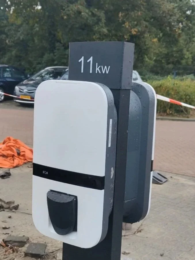 Een elektrisch laadpunt voor auto's met een 3D geprinte aanduiding van 11 kilowattvermogen.