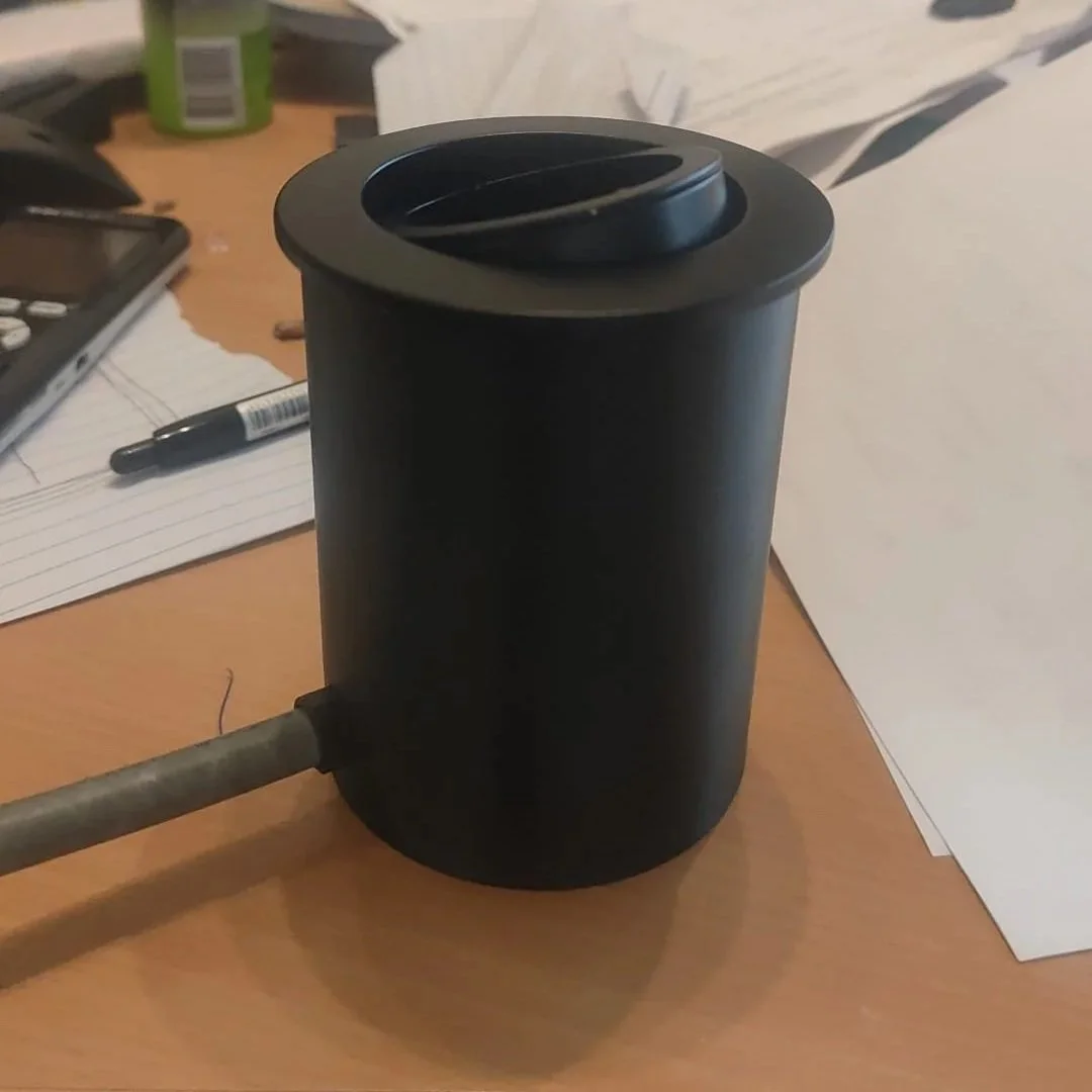 Een 3D geprinte koker die in beton gestort kan worden, waarin een spotje bevestigd kan worden. Door de koker kan een stroomdraad lopen.
