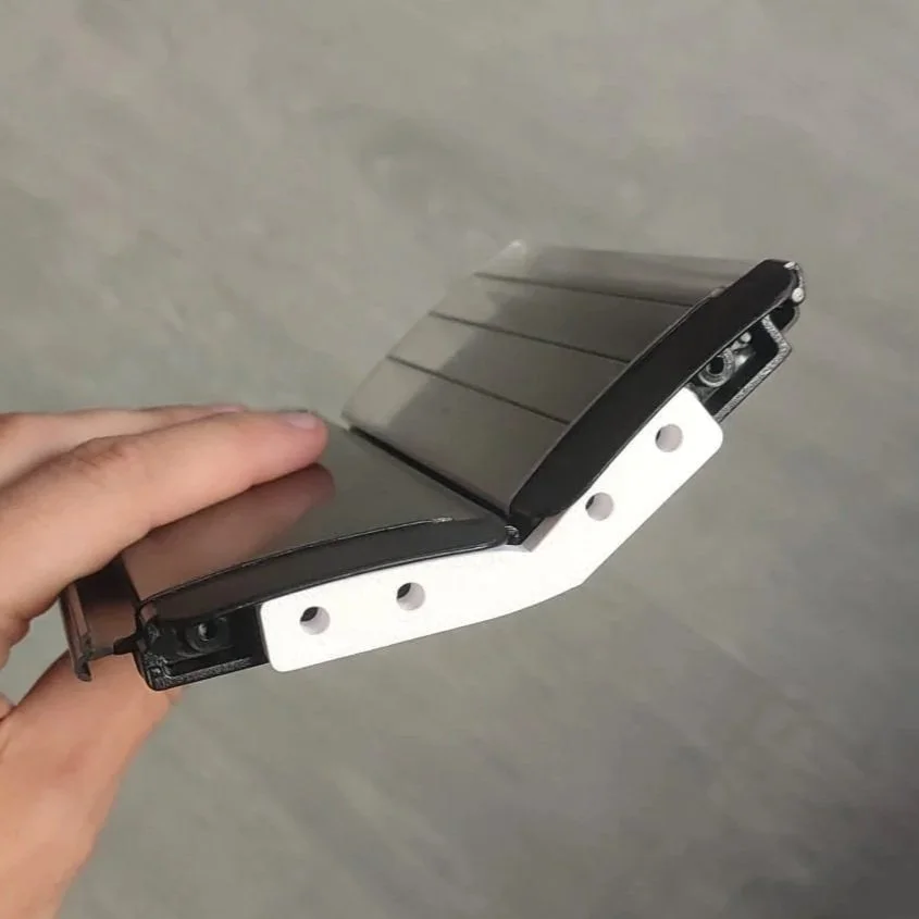 Een wit 3D geprint object wat ervoor zorgt dat het lamellendek de andere kant op buigt.