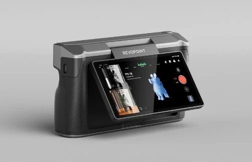 RevoPoint apparaat met touchscreen en camera, gebruikt voor 3D-scanning en fotografie.
