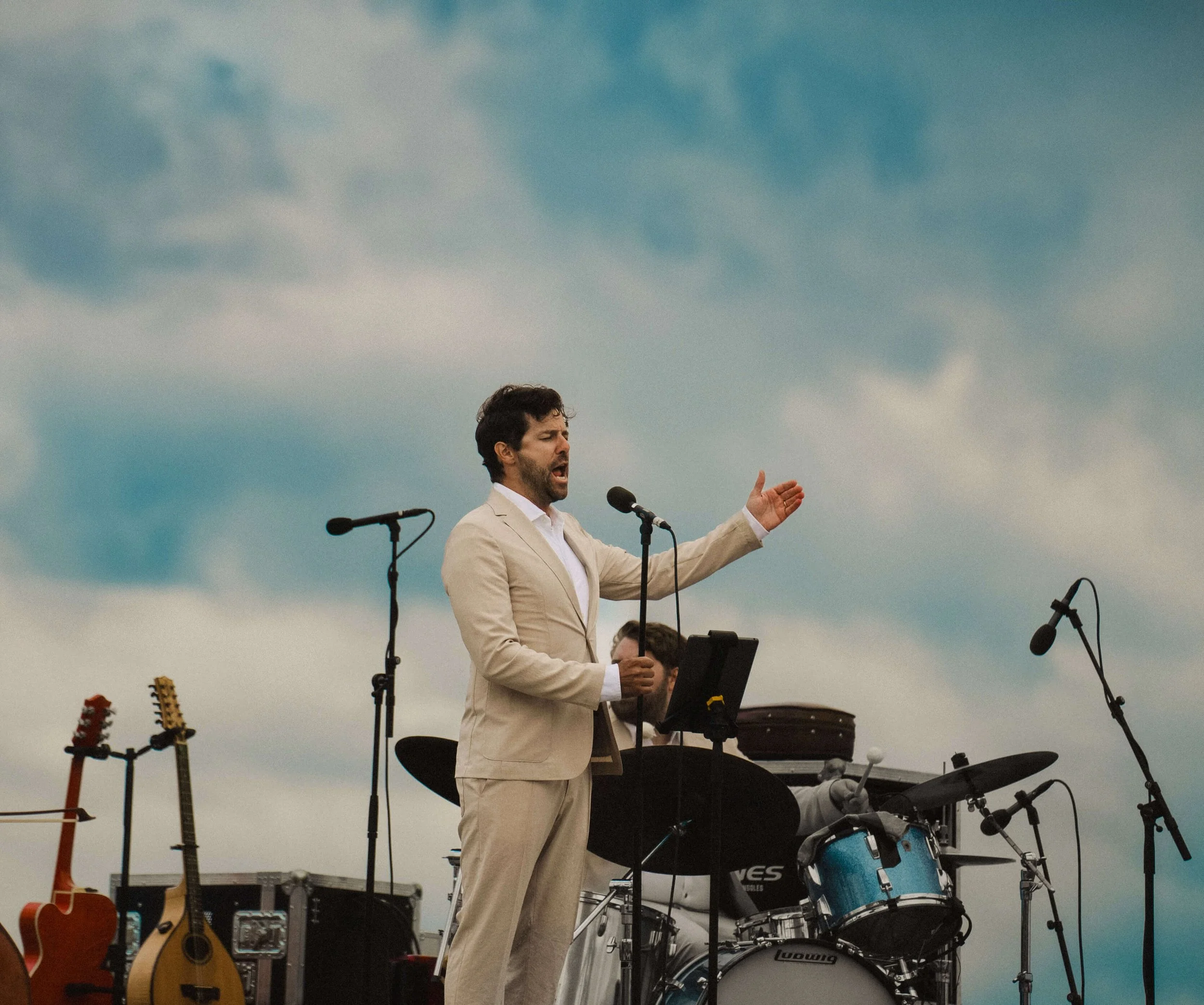 Didrik Solli Tangen i beige dress under hans siste konsert på Filtvet Fyr