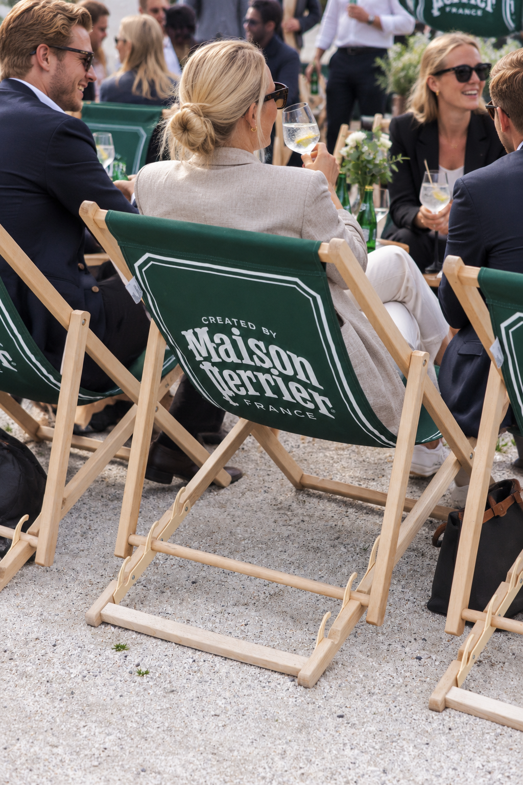 En gjeng med forretningsfolk som drikker drinker i noen strandstoler.