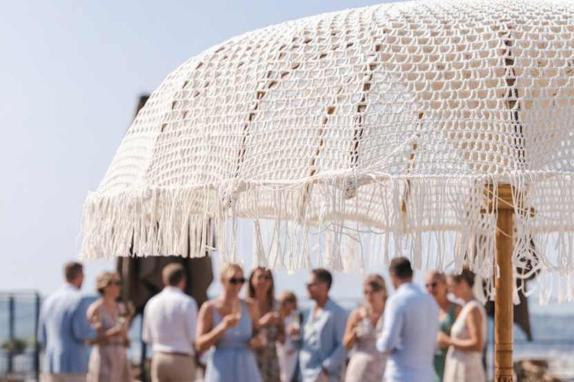 Sommerfest ved fjorden – uformell mingling i elegante omgivelser.