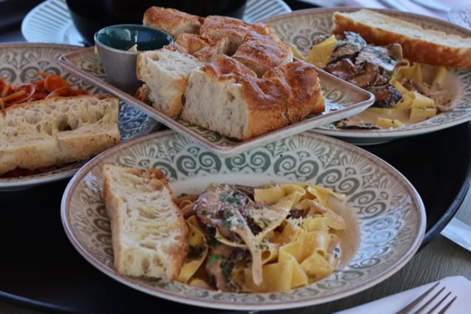 Bord med en rekke matretter på Vilma Sjøbad