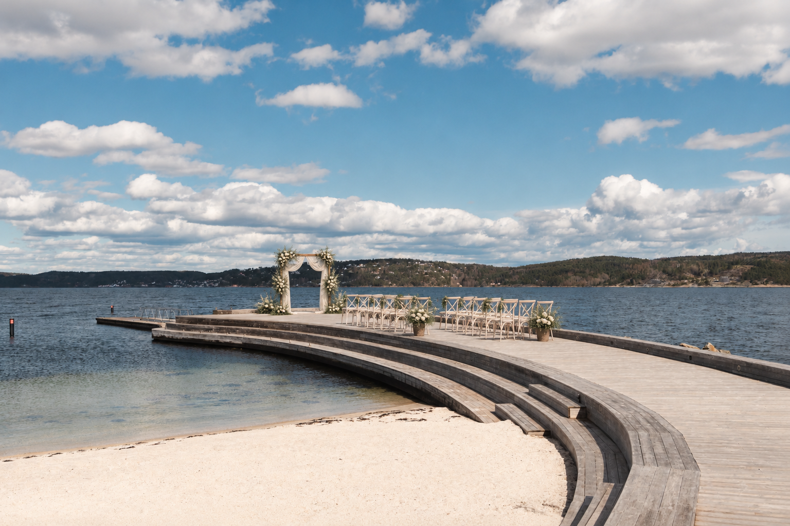 Brygge med stoler og bryllupsporal, klargjort for vielse ved vannet.