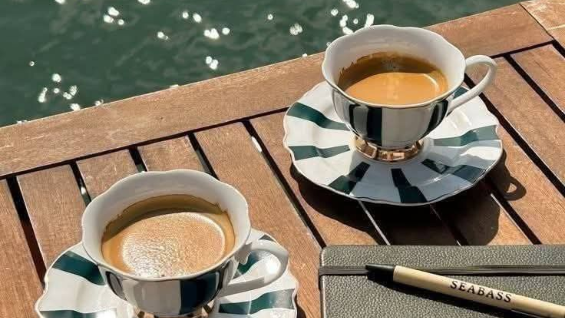 Morgenkaffe ved vannkanten på Vilma Sjøbad.