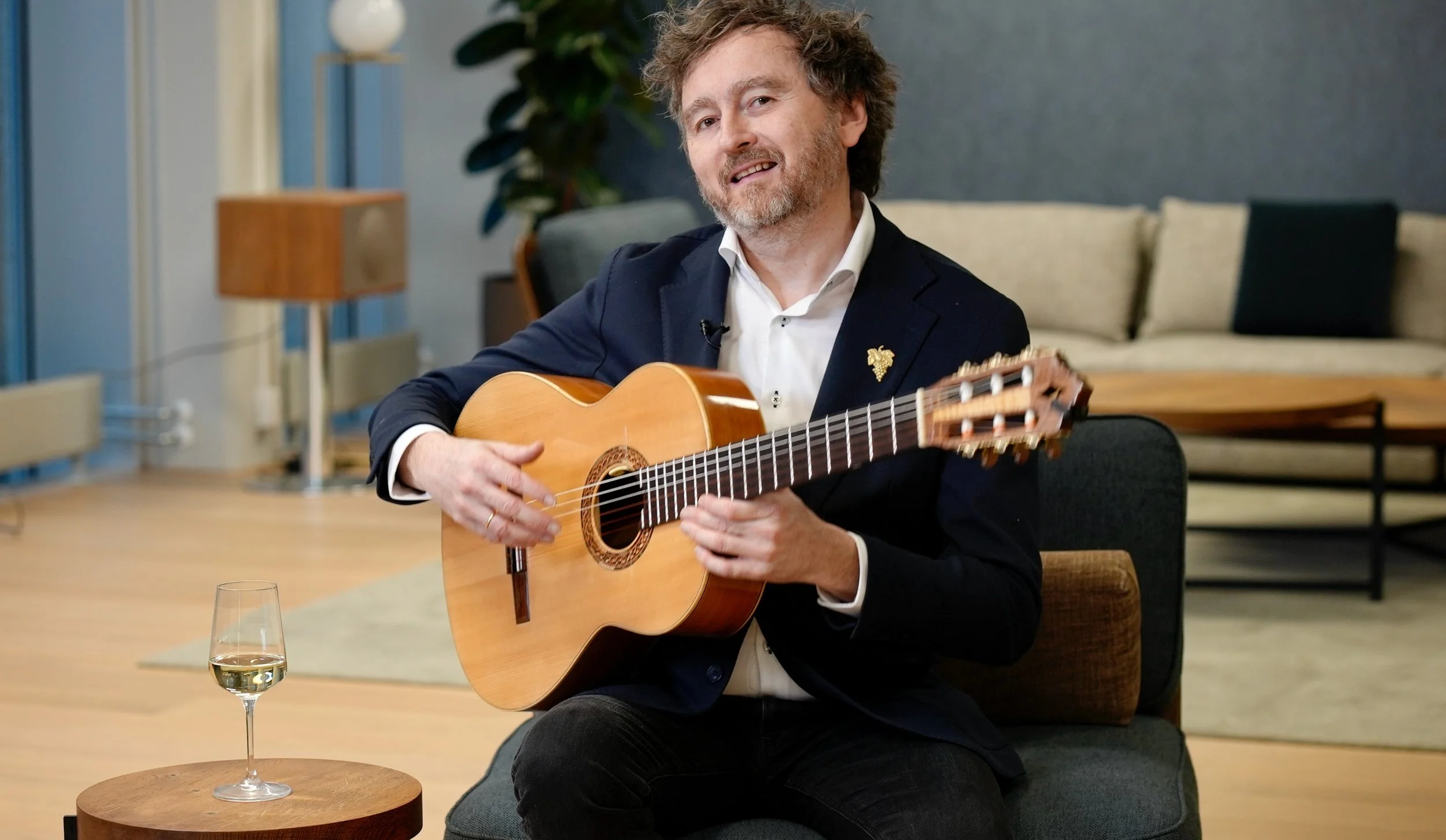 Knut Bjørnar Asphol med gitar