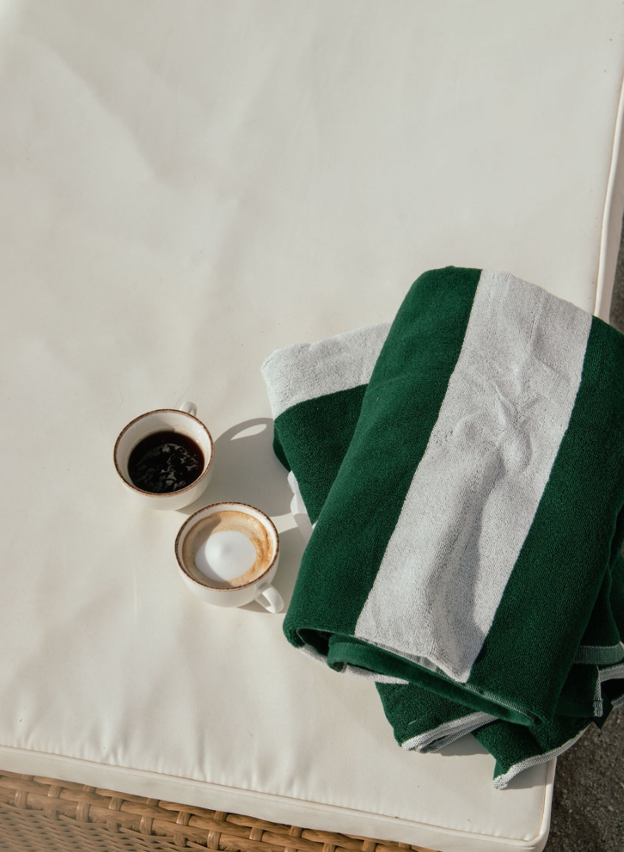 Solseng med håndkle og to kaffekopper