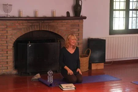 fiona-agombar-teaching-yoga-class.jpg