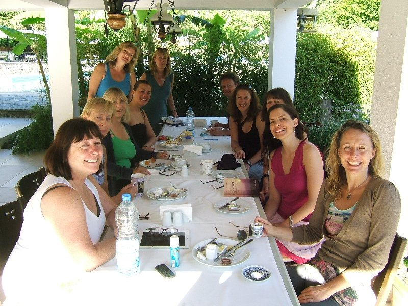 smiling-guests-lunch-table-retreat.jpg