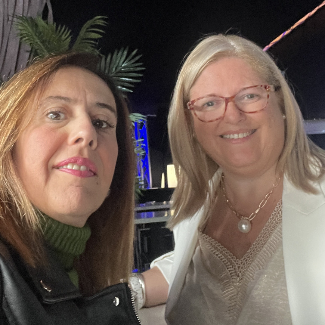 Foto de las socias fundadoras de Sikhaya sonriendo: Verónica Moreno a la derecha y Yolanda Resina a la izquierda