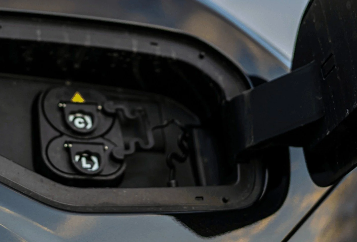 🚐 EFFICIENT TO DRIVE. EFFICIENT TO RUN.

With competitive fast-charging capabilities and an Eco Mode designed to manage power response, the Farizon SV delivers optimal driving efficiency, every mile, every journey.

⚡ No Holding You Back
According t