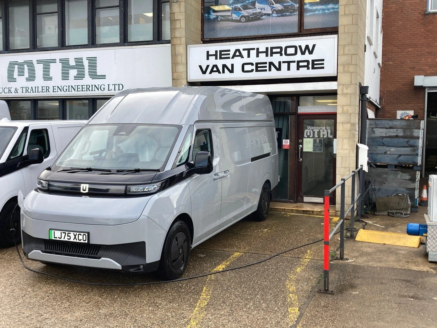 🚐✨ This morning we were thrilled to hand over a Farizon SV L3H3 &ndash; 106 kWh to a brand-new customer, Allaero.

With an impressive range of up to 310 miles, this van is ready to deliver serious performance alongside zero-emissions efficiency. ⚡️

