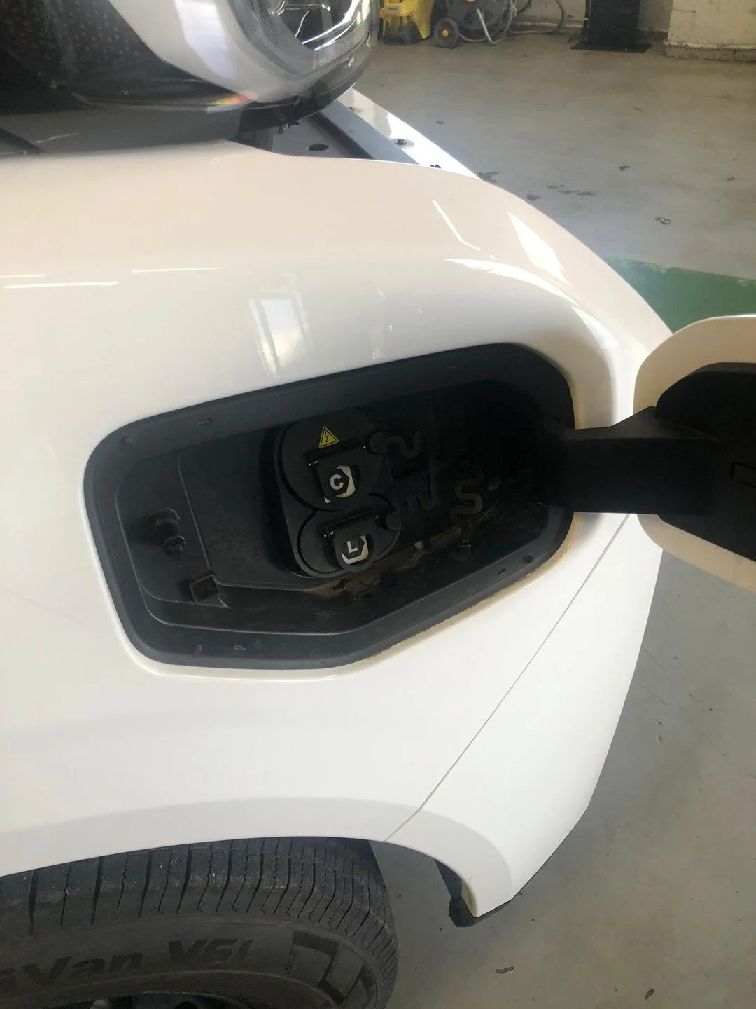 ⚡ As we continue our closer look at the Farizon SV, the attention to detail really stands out in the everyday features drivers use most.

🔌 Take the charging port, for example. It&rsquo;s designed for easy access, with solid plastic covers rather th