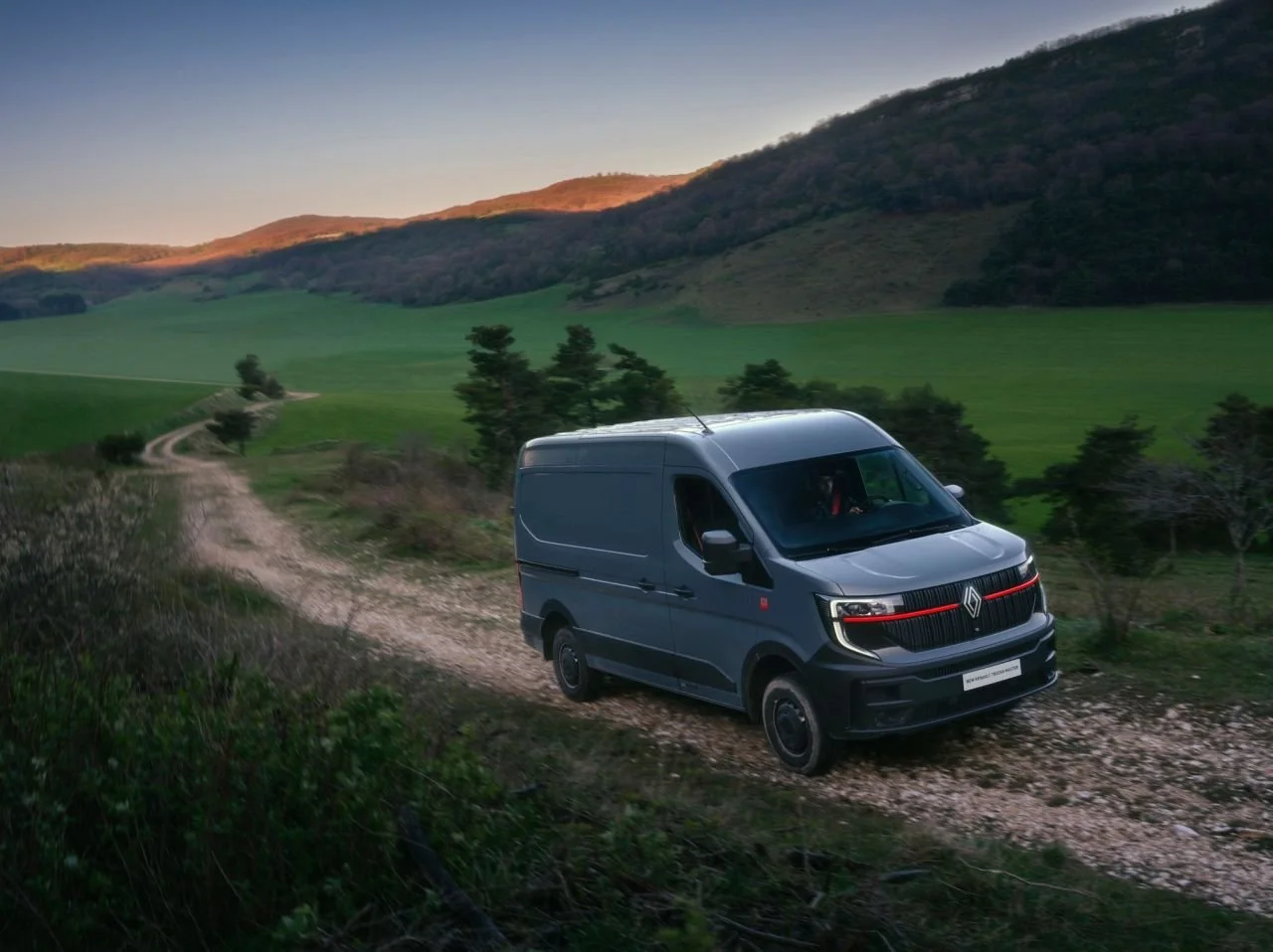 🚐 What does a typical day look like for a tradesperson or craftsman?

Early starts, multiple jobs, tight access, uneven terrain, and a van loaded differently from one stop to the next. When every day is unpredictable, reliability and practicality ma