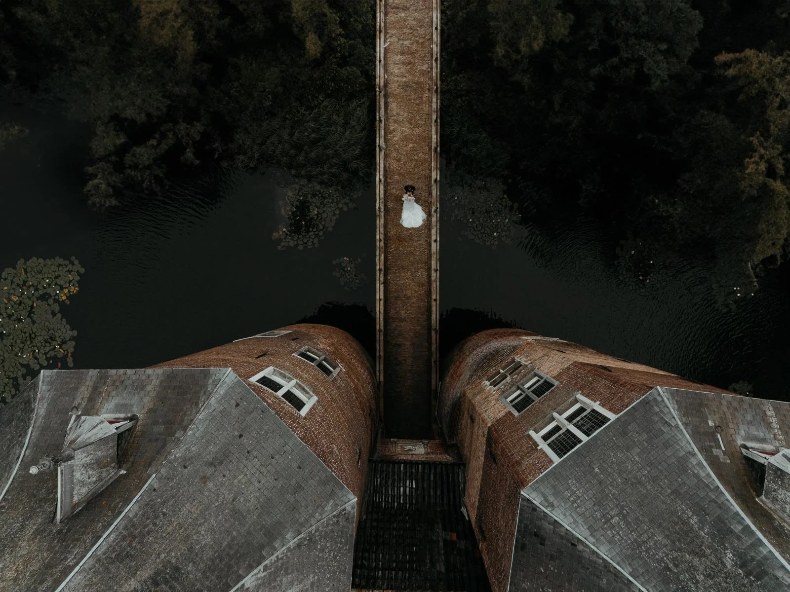 Dronefoto van bruidspaar bij Kasteel Dussen