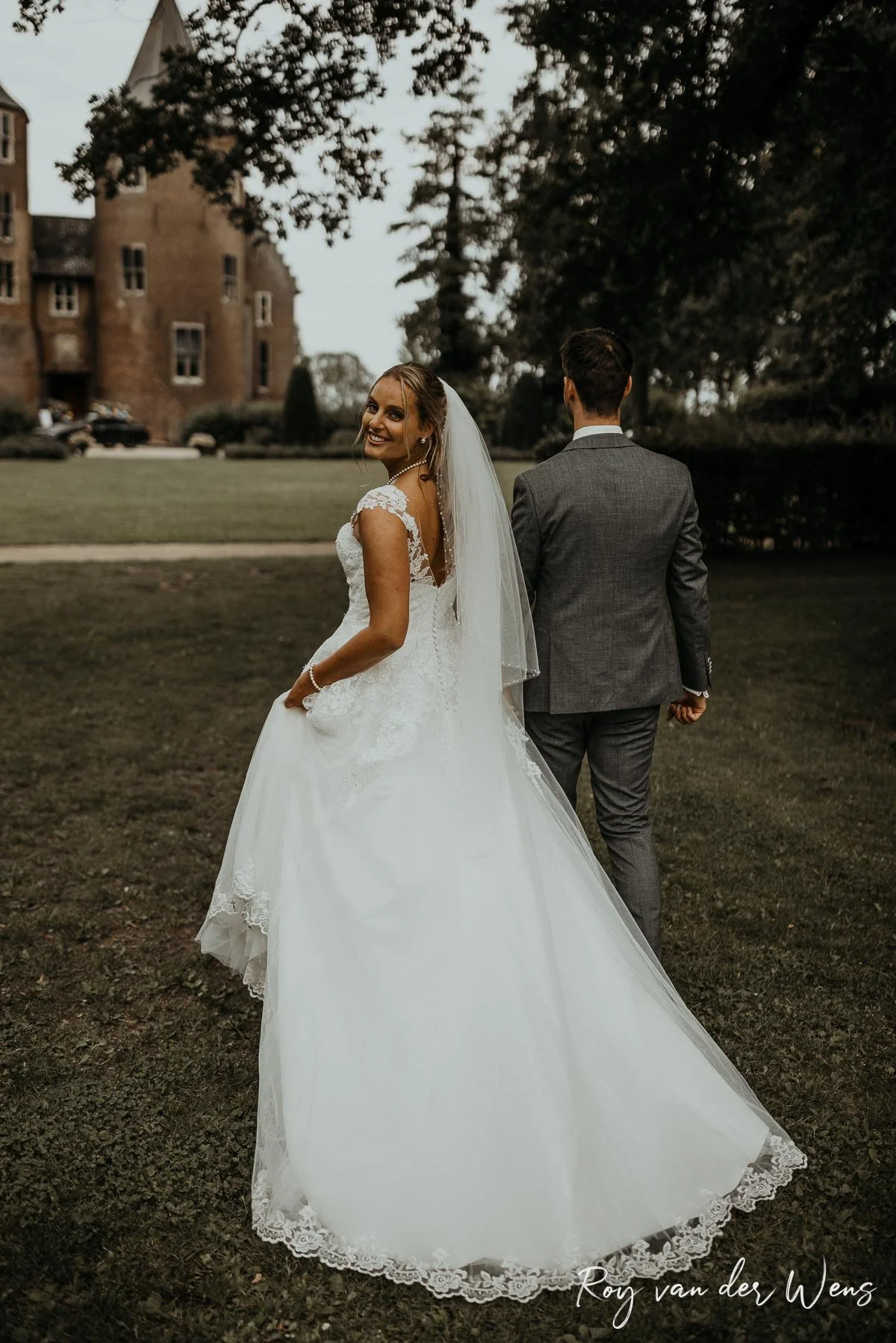 Bruidspaar voor Kasteel Dussen tijdens fotoshoot