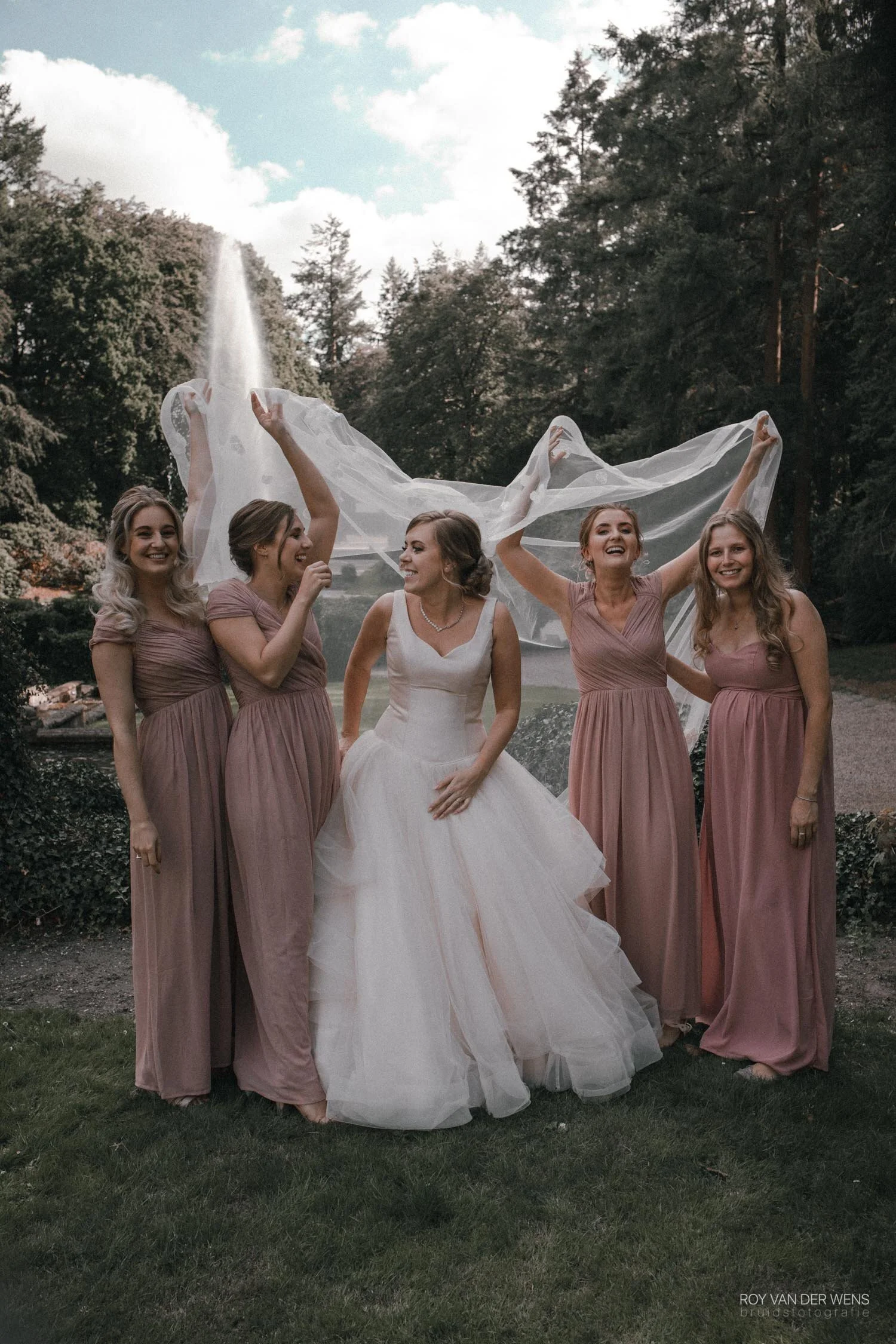 Bruid met bruidsmeisjes op het landgoed van Kasteel De Hooge Vuursche