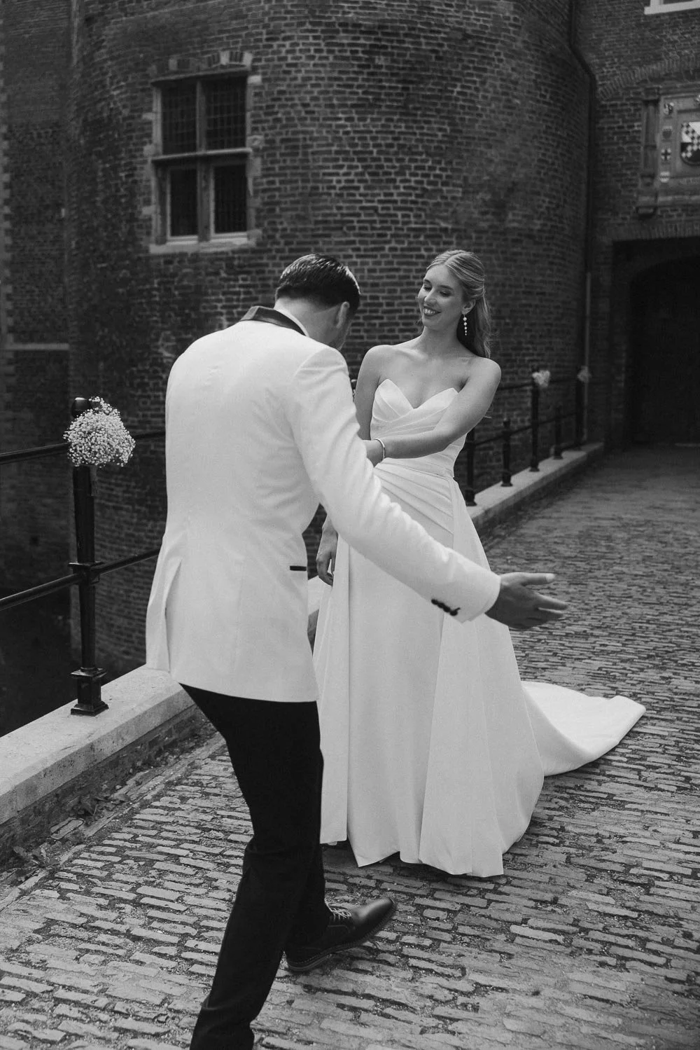 Spontaan moment tijdens de first look op de brug van Kasteel Dussen