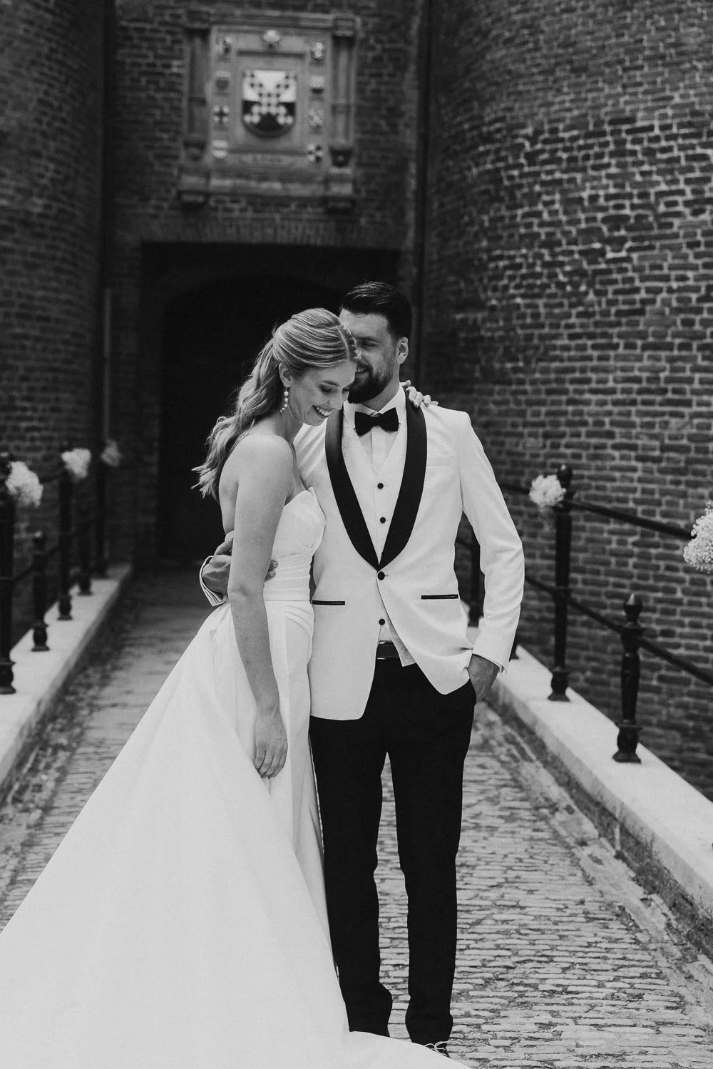 Bruid en bruidegom samen tijdens de first look bij Kasteel Dussen
