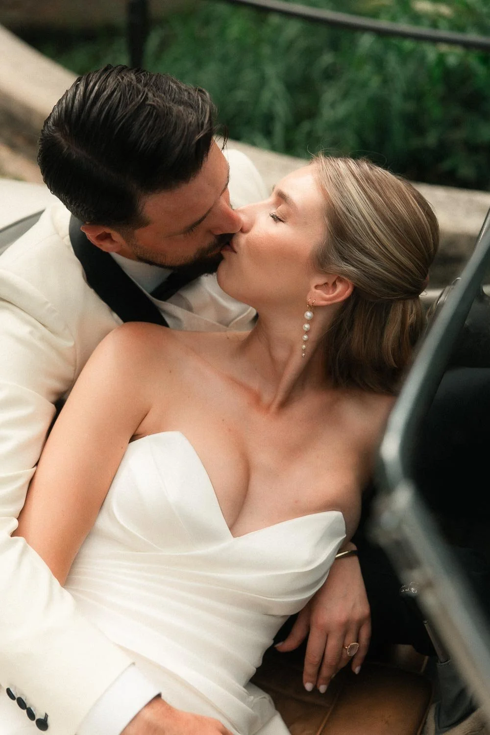 Intiem moment van het bruidspaar tijdens de fotoshoot